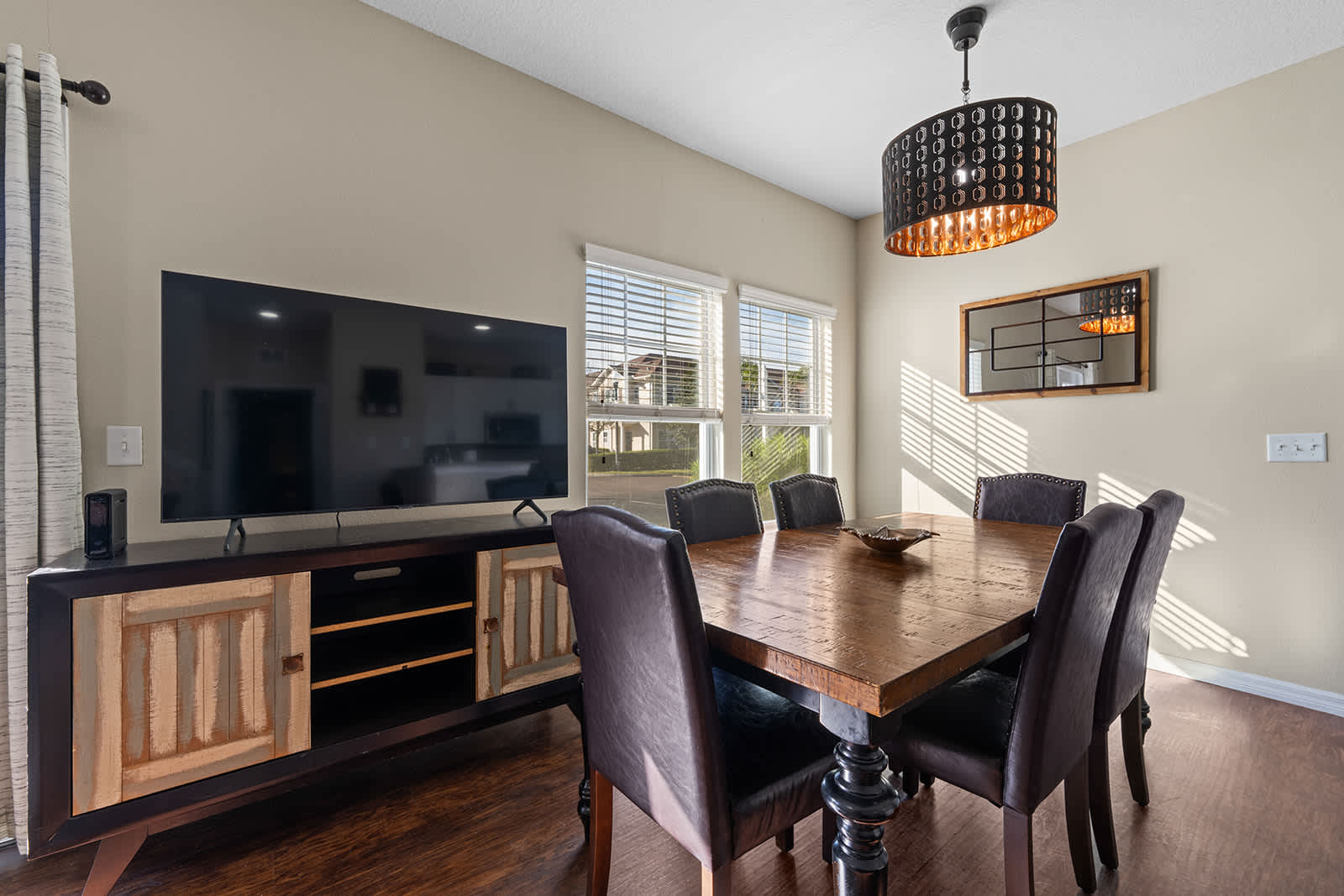 4BR family townhouse w/ pool & hot tub