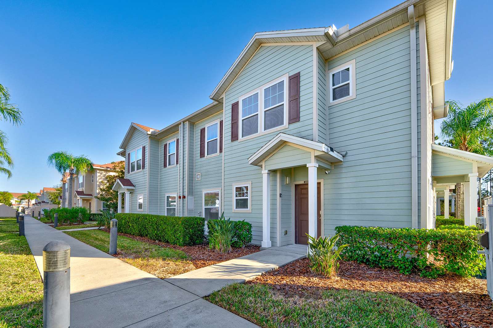 4BR family townhouse w/ pool & hot tub