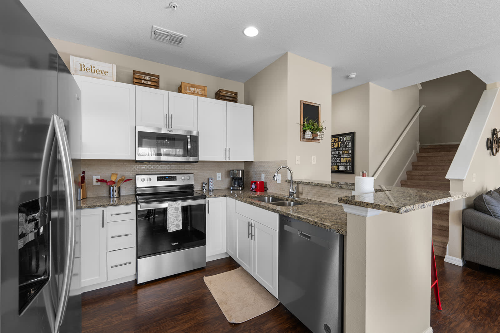 4BR family townhouse w/ pool & hot tub