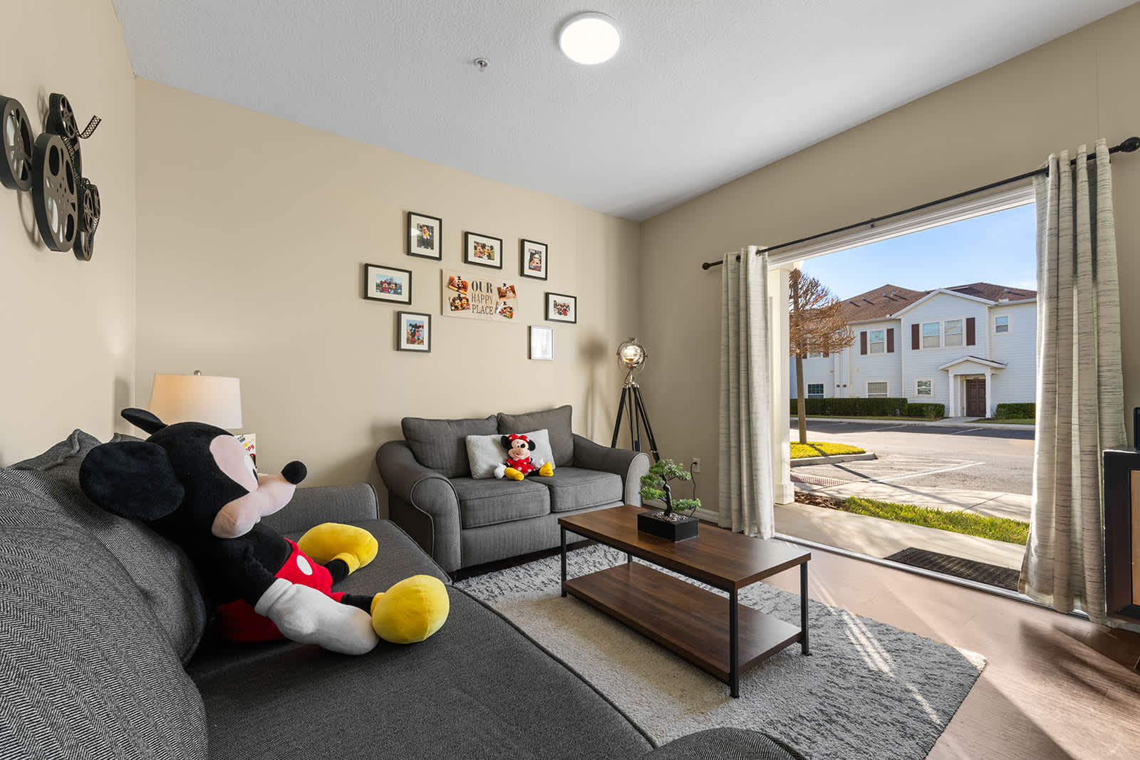4BR family townhouse w/ pool & hot tub