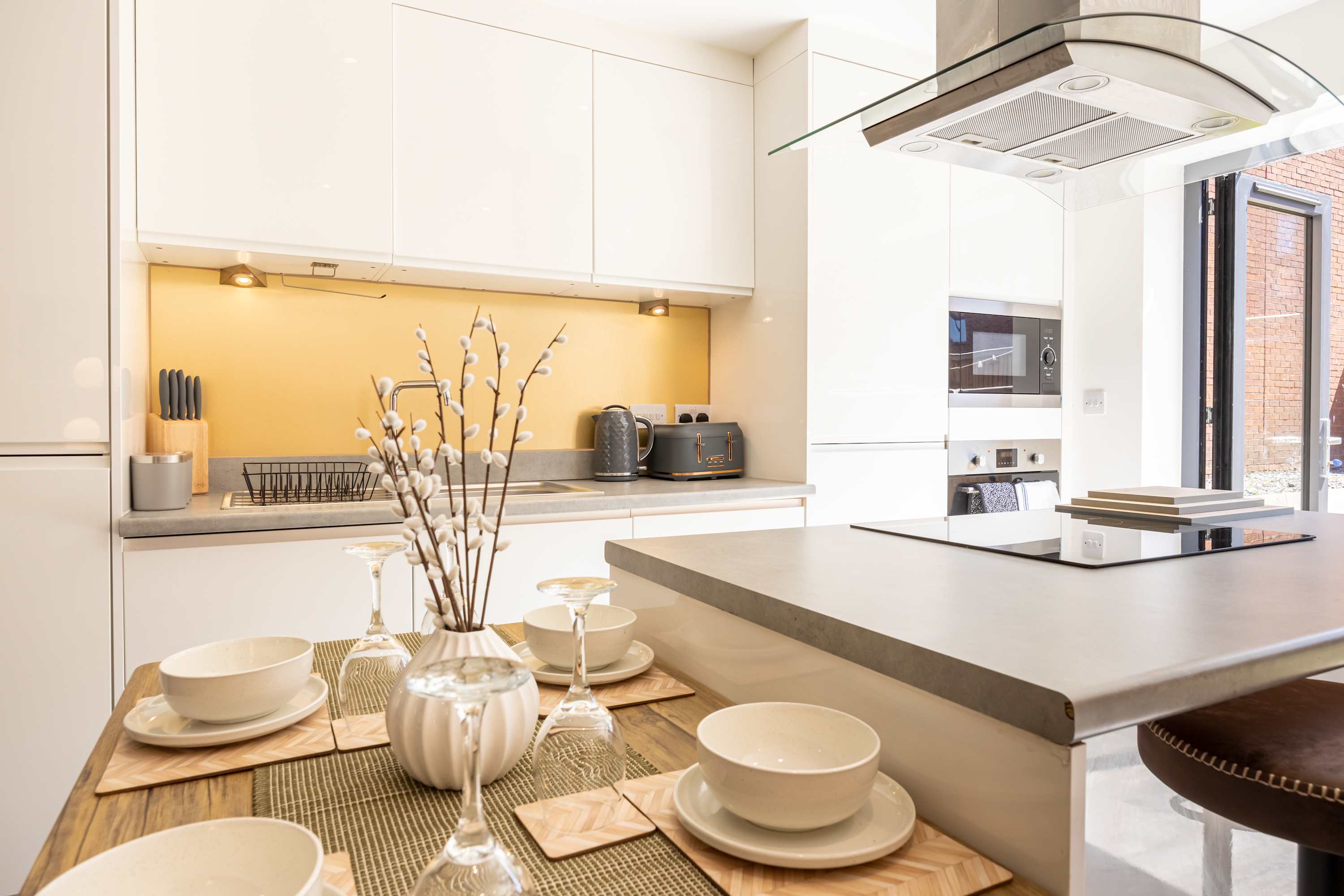 5Bedroom Townhouse 15mins to City w Free Parking - Picture 6