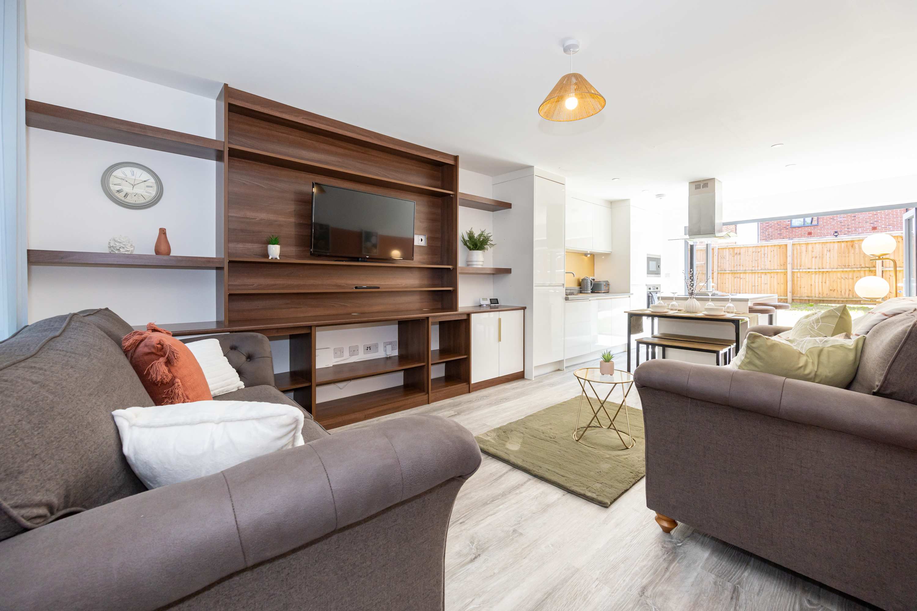 5Bedroom Townhouse 15mins to City w Free Parking - Picture 3