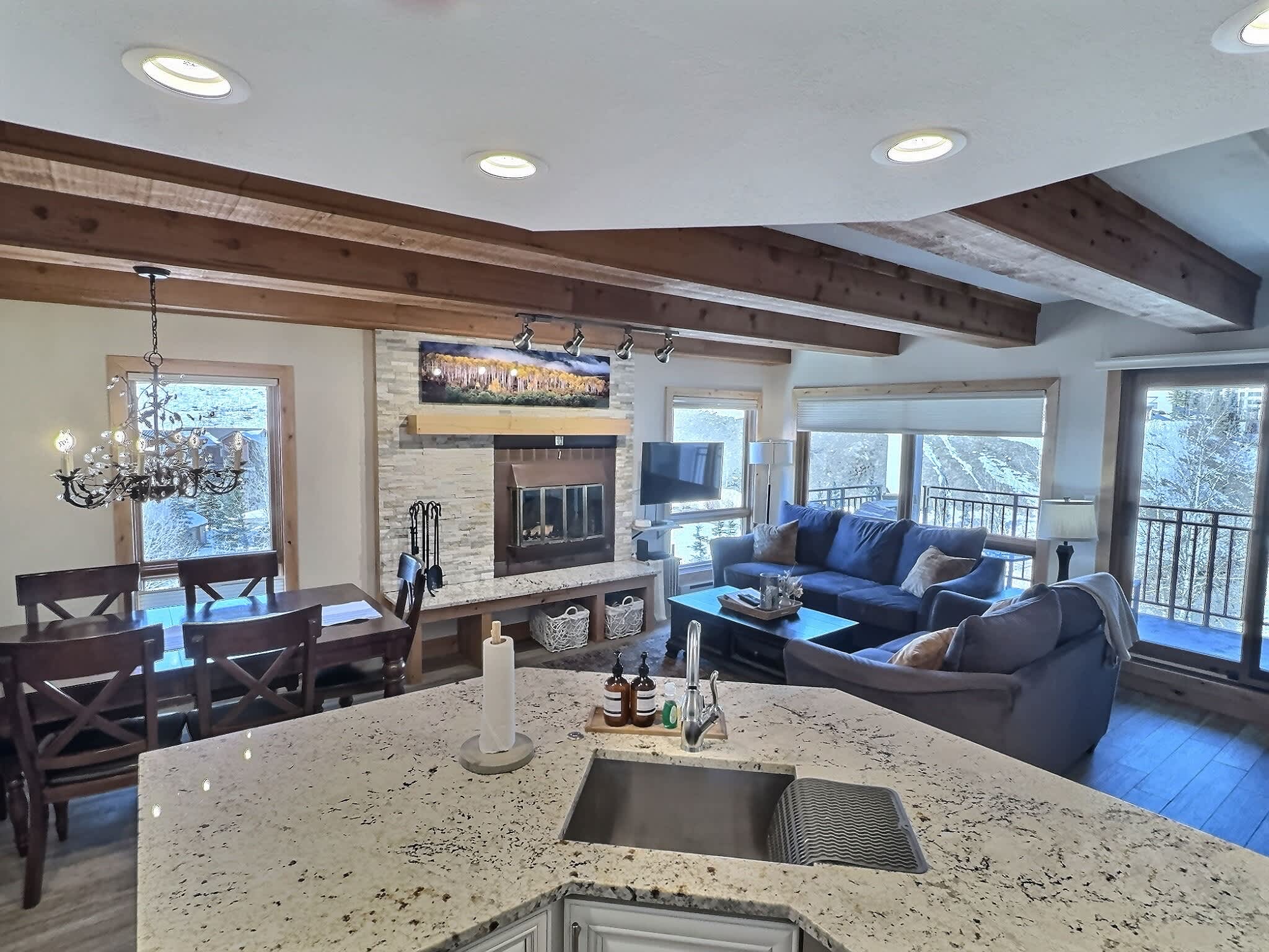 Luxury Mountain Getaway in the Plaza. 2 bed, 2 bath, free garage parking Pickle Ball and Tennis courts! — Crested Butte, CO — vacation rental