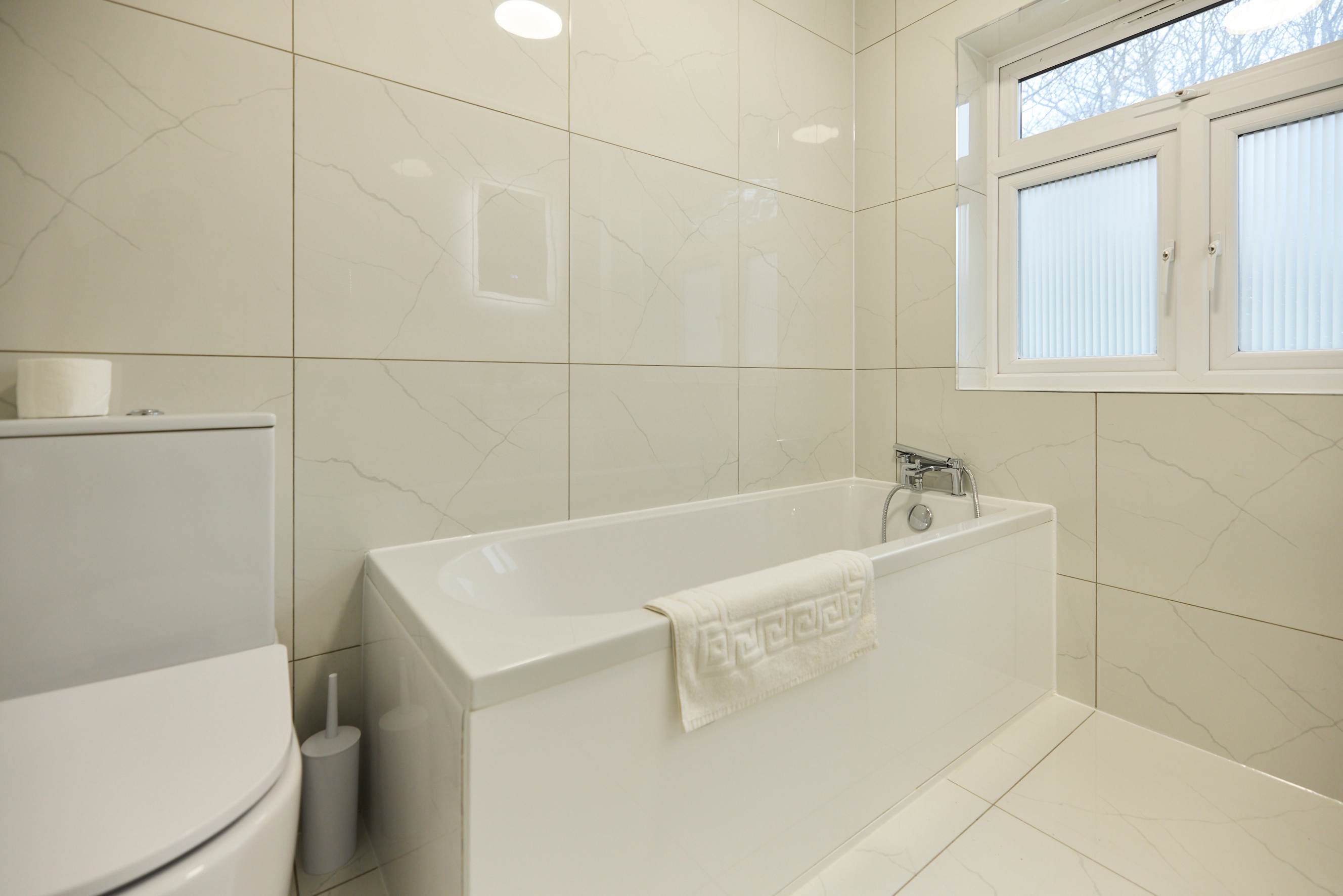 West of Brick & Bloom in 16, Ravenswood Court, Kingston Upon Thames KT2 7JL - Property image 35 - VivreStays