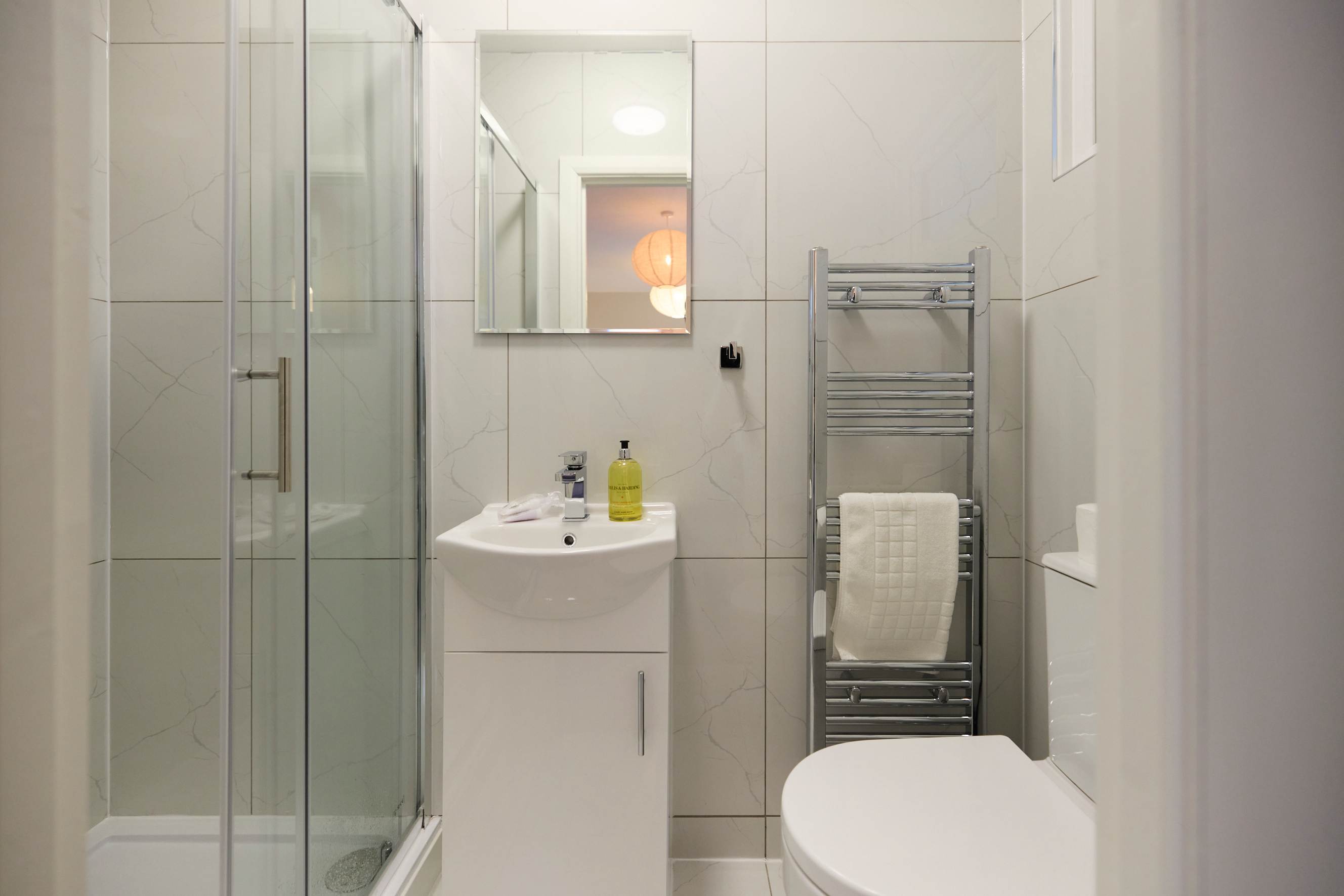 West of Brick & Bloom in 16, Ravenswood Court, Kingston Upon Thames KT2 7JL - Property image 11 - VivreStays