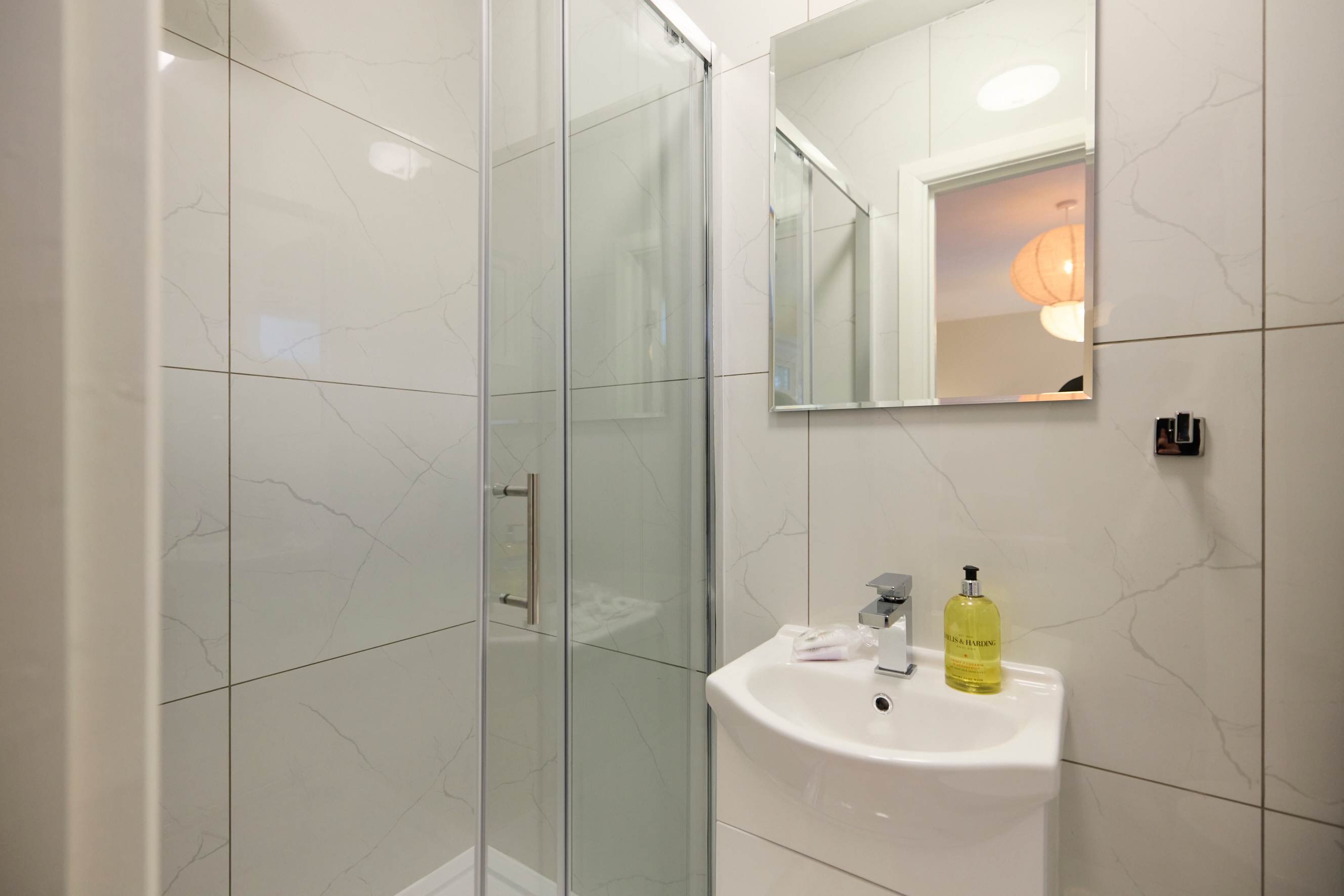 West of Brick & Bloom in 16, Ravenswood Court, Kingston Upon Thames KT2 7JL - Property image 12 - VivreStays