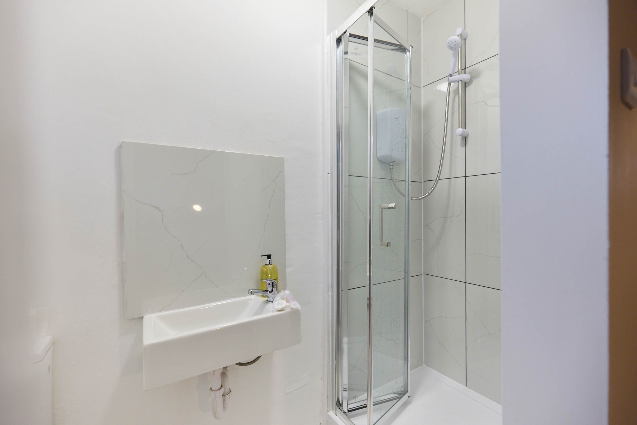 West of Brick & Bloom in 16, Ravenswood Court, Kingston Upon Thames KT2 7JL - Property image 18 - VivreStays