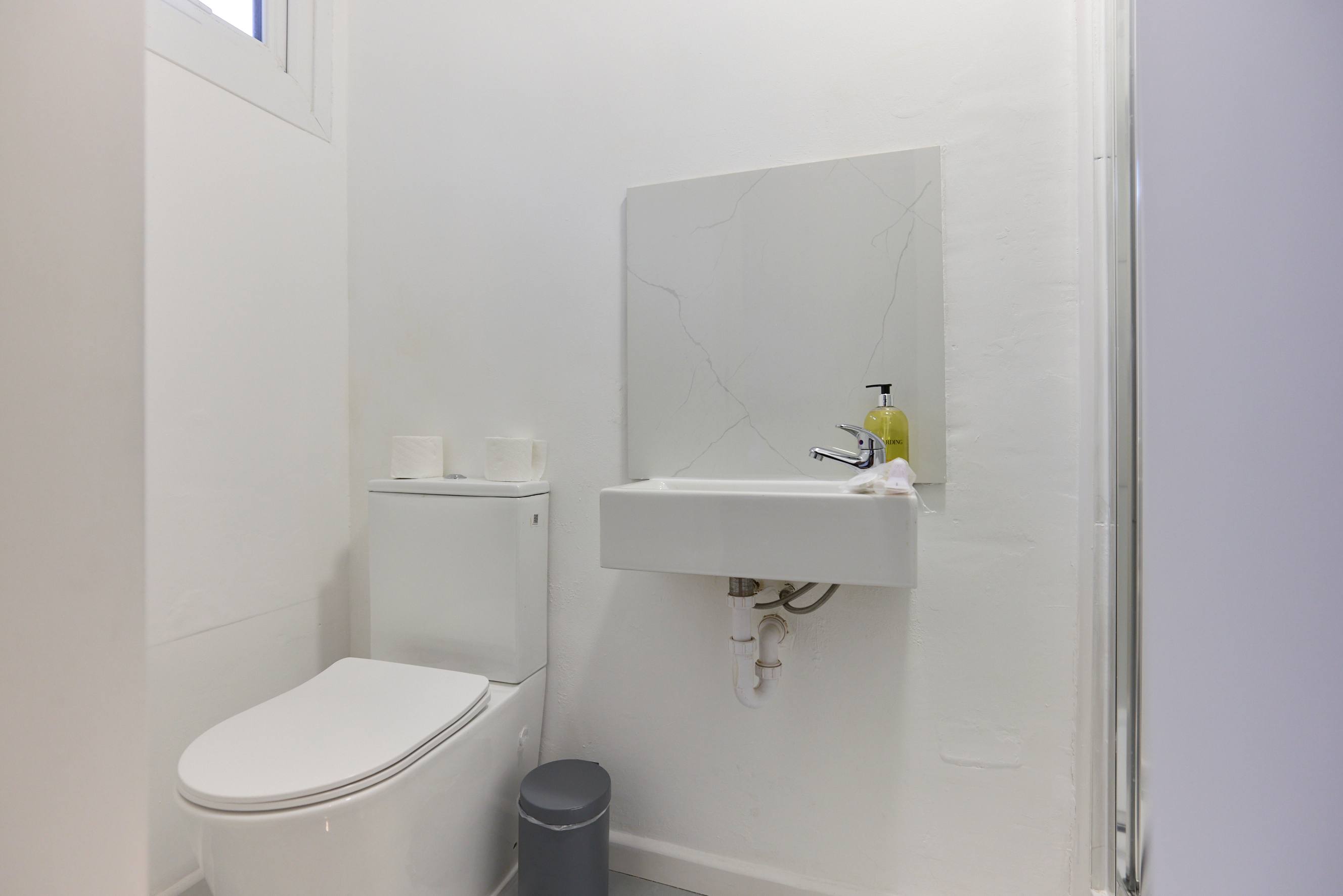 West of Brick & Bloom in 16, Ravenswood Court, Kingston Upon Thames KT2 7JL - Property image 17 - VivreStays