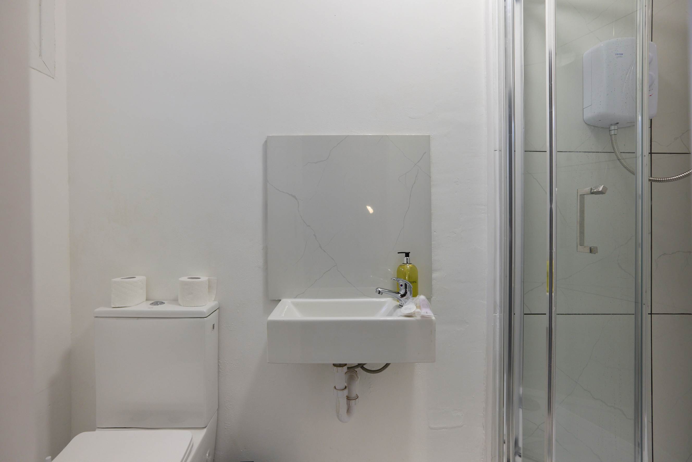 West of Brick & Bloom in 16, Ravenswood Court, Kingston Upon Thames KT2 7JL - Property image 19 - VivreStays
