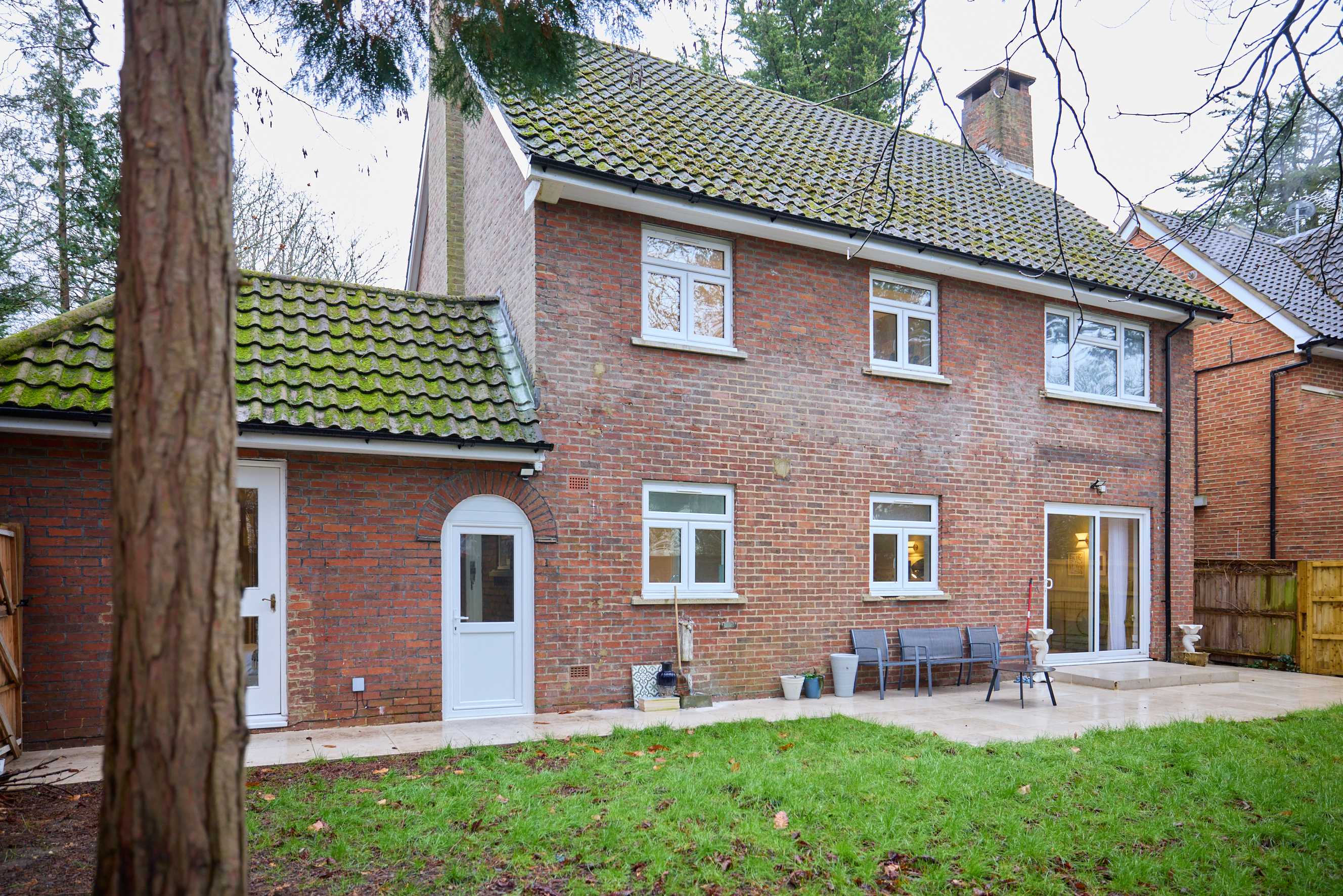 West of Brick & Bloom in 16, Ravenswood Court, Kingston Upon Thames KT2 7JL - Property image 38 - VivreStays