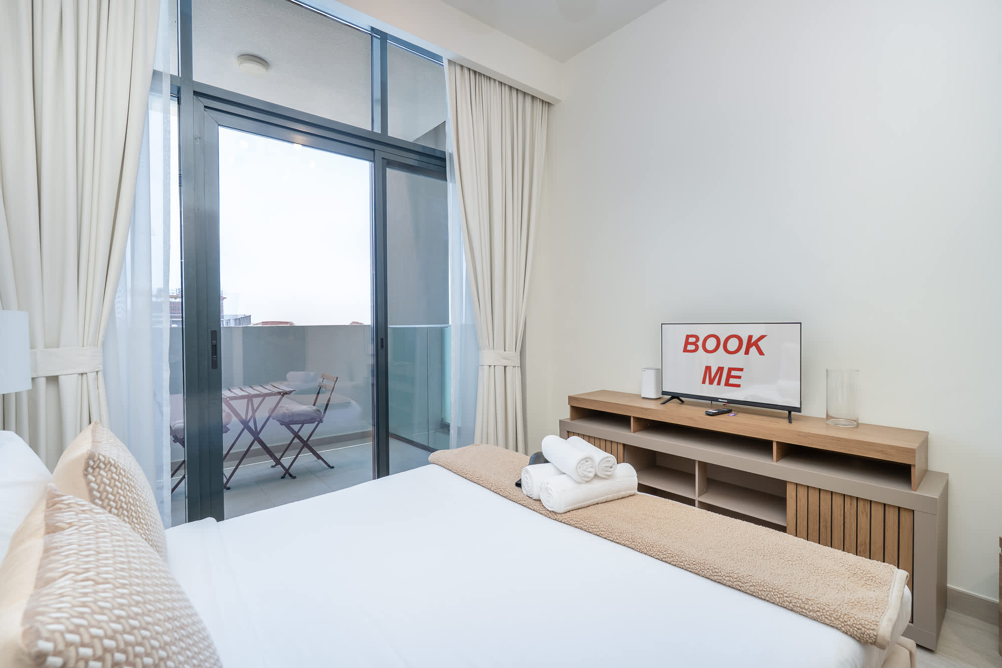 AirDXB - Chic Studio Apartment in Meydan Sleeps 2 with Balcony — Meydan, Dubai — vacation rental
