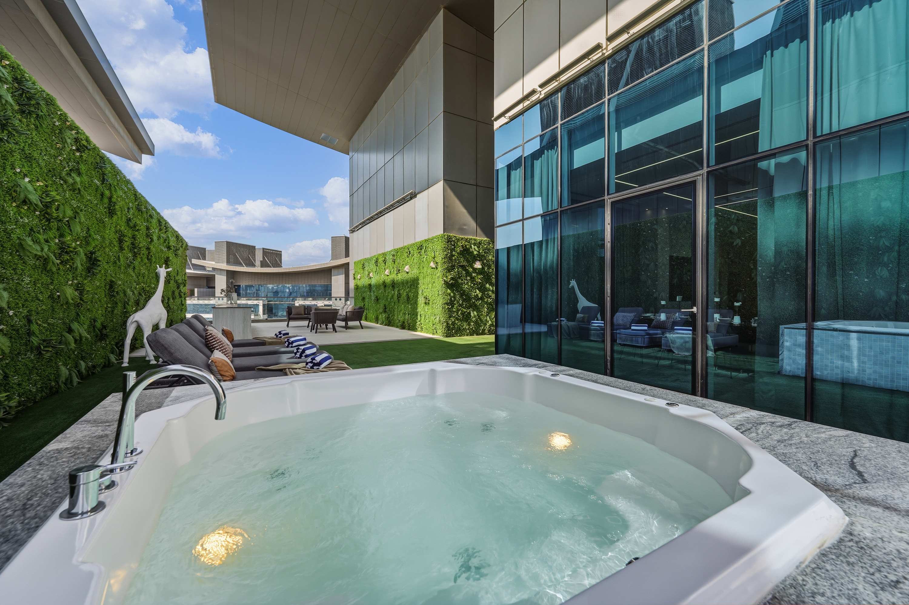 Oceana Resort Sky Villa - Grand Terrace & Jacuzzi — Dubai, Dubai — vacation rental