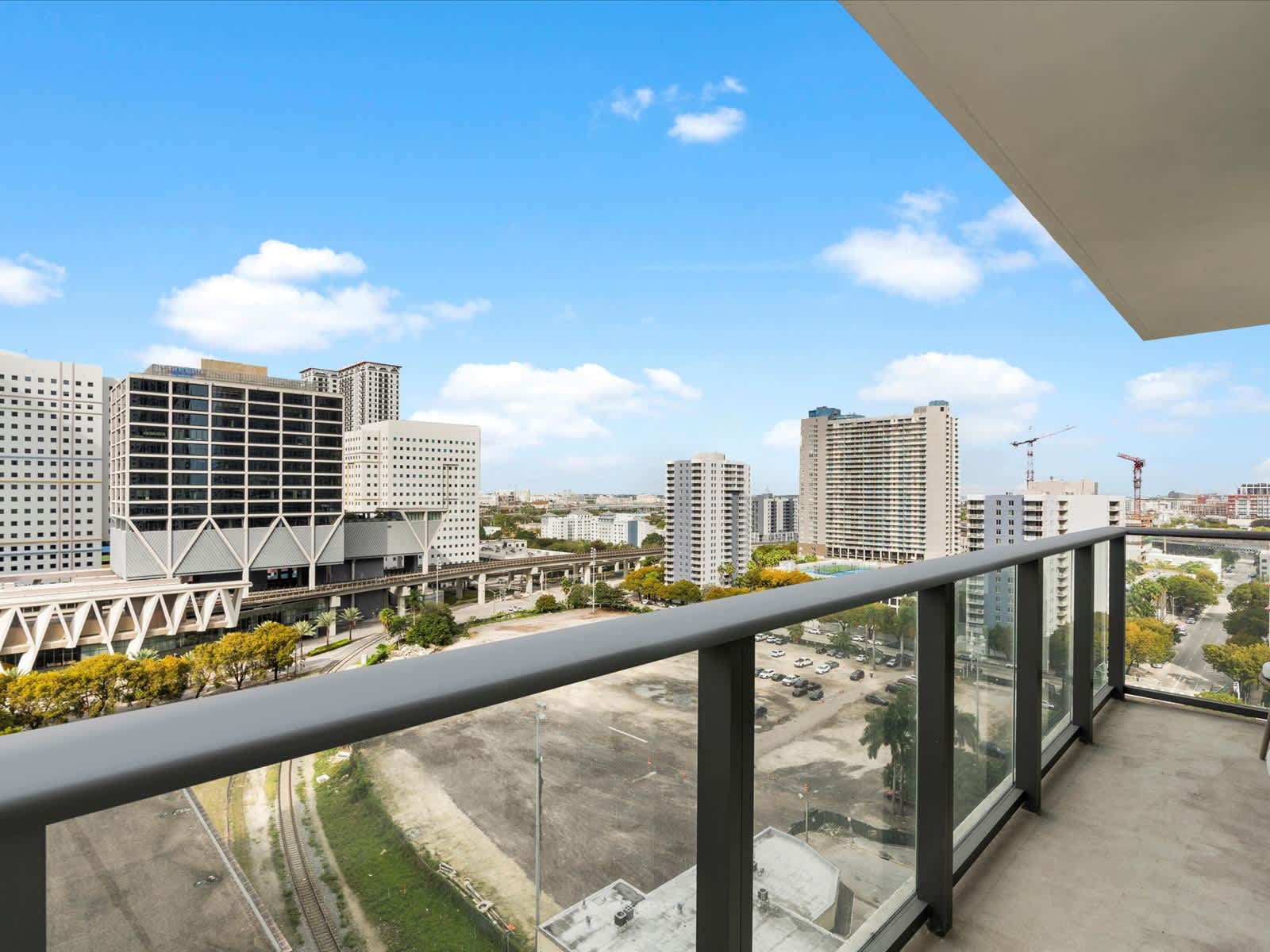 Free Parking & Rooftop Pool Access - Prime Condo