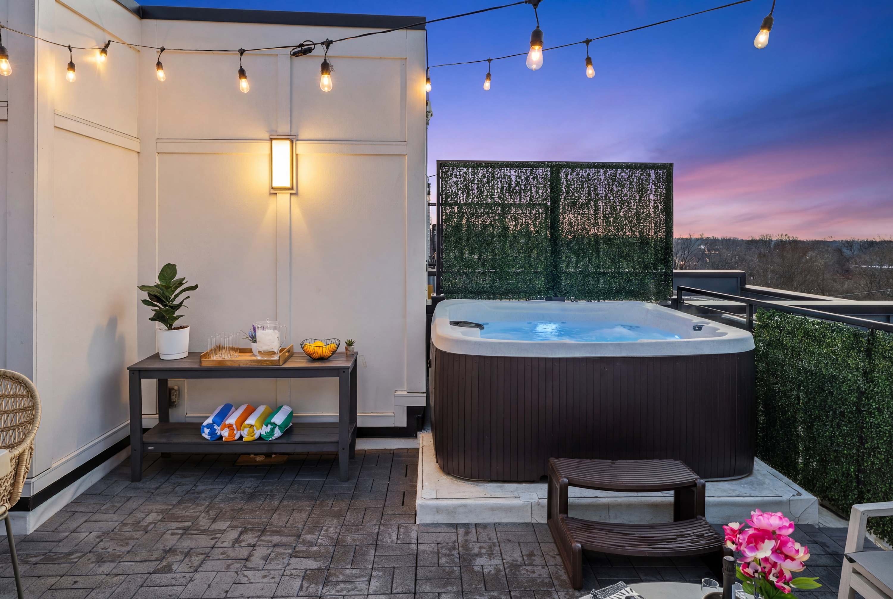 Rooftop Hot Tub Views Parking Mins to Bway — Nashville, TN — vacation rental