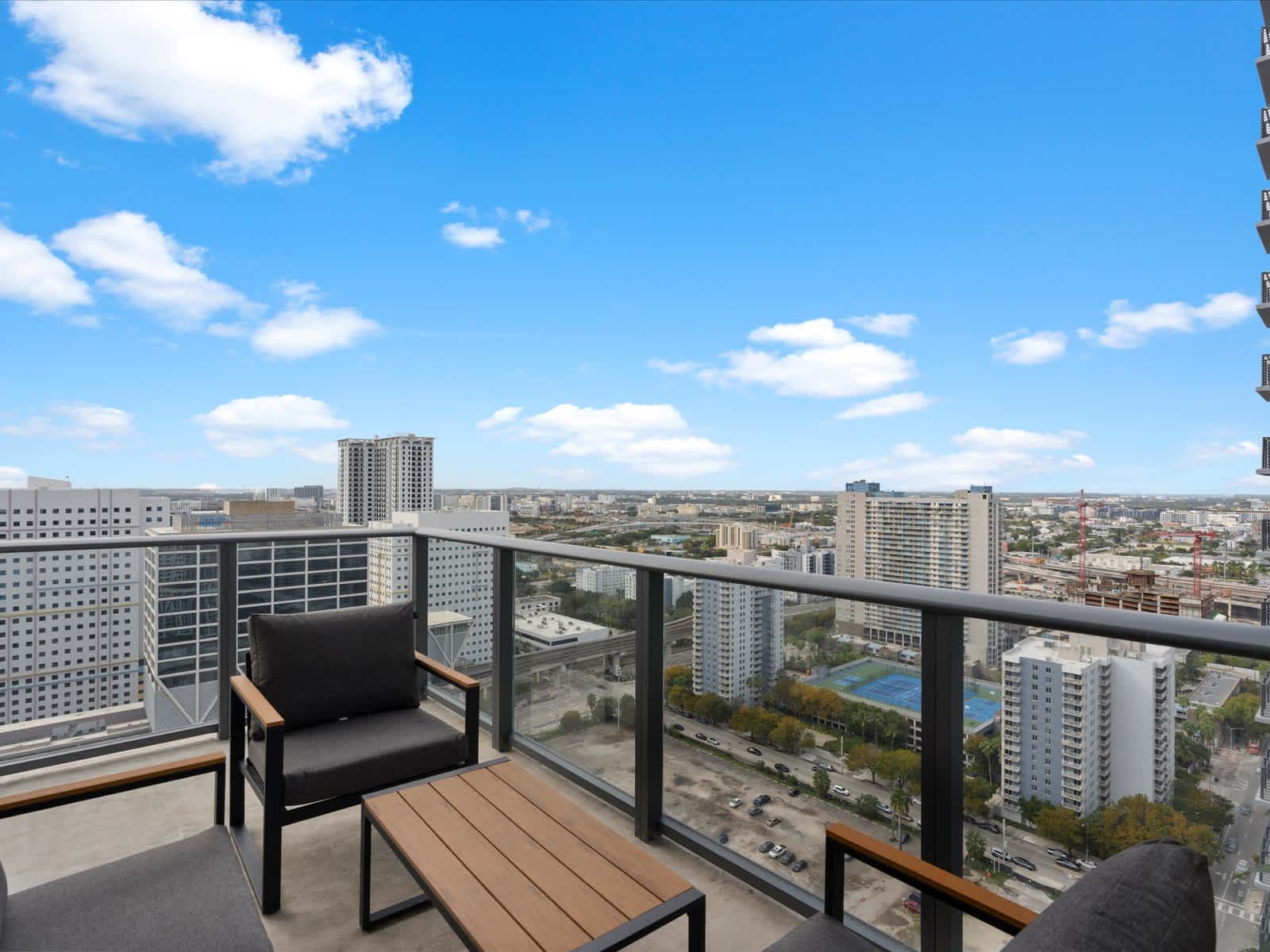 2BR + Free Parking | 15 Min to FIFA Fan Fest