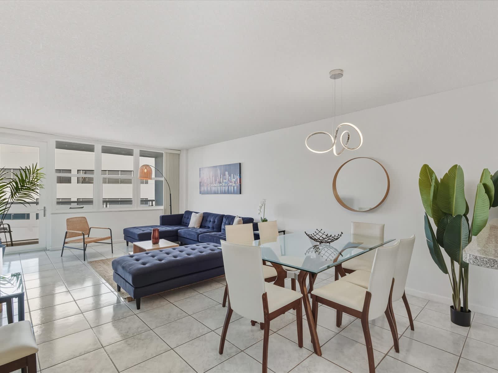 Direct beach access Condo | Pool & Gym
