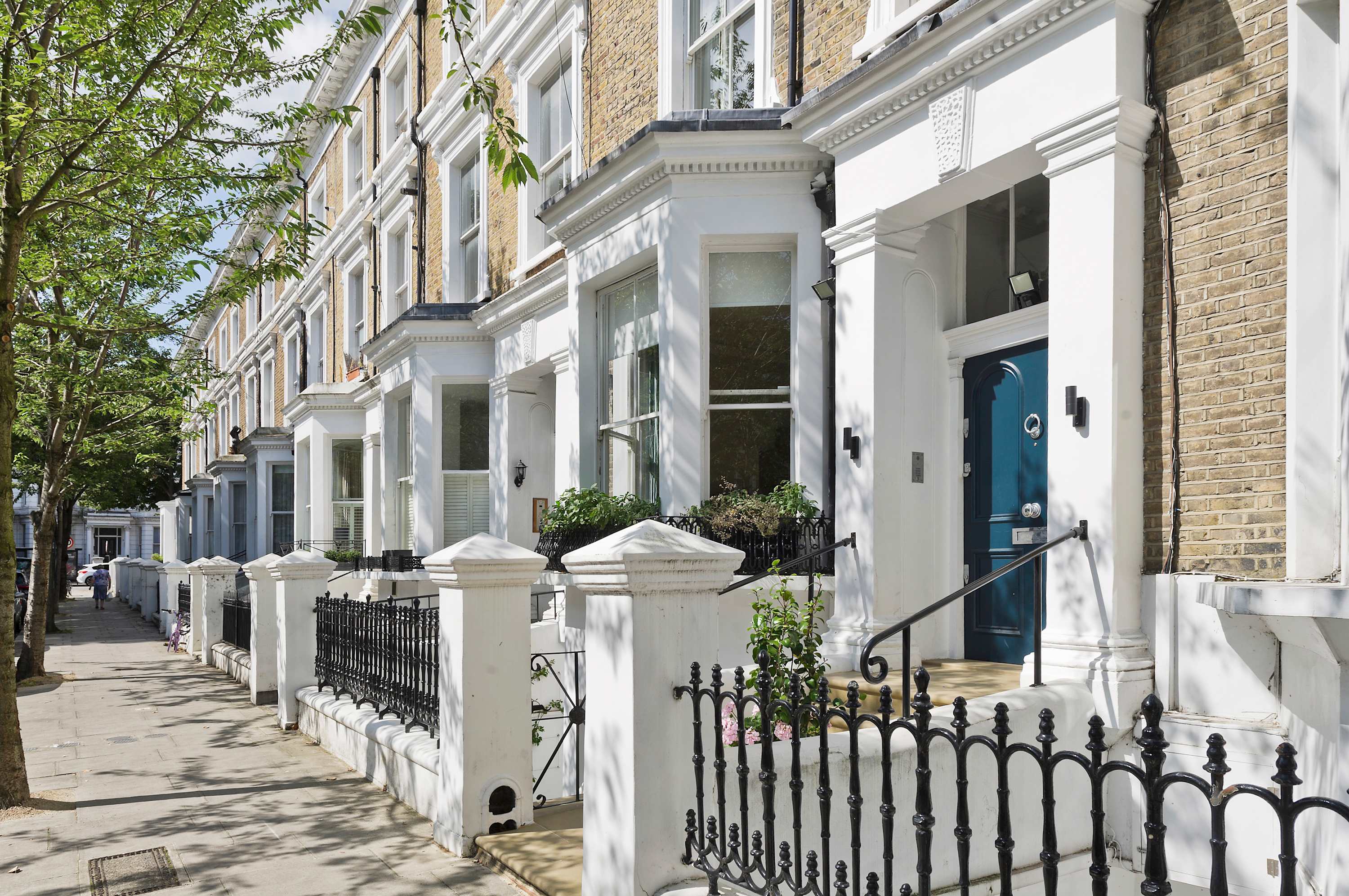 View Gorgeous & Grand 5 Bed House, Holland Park in Upper Addison Gardens 16 W14 8AP Gorgeous & Grand 5 Bed House, Holland Park in Upper Addison Gardens 16 W14 8AP - Property image 57 - VivreStays