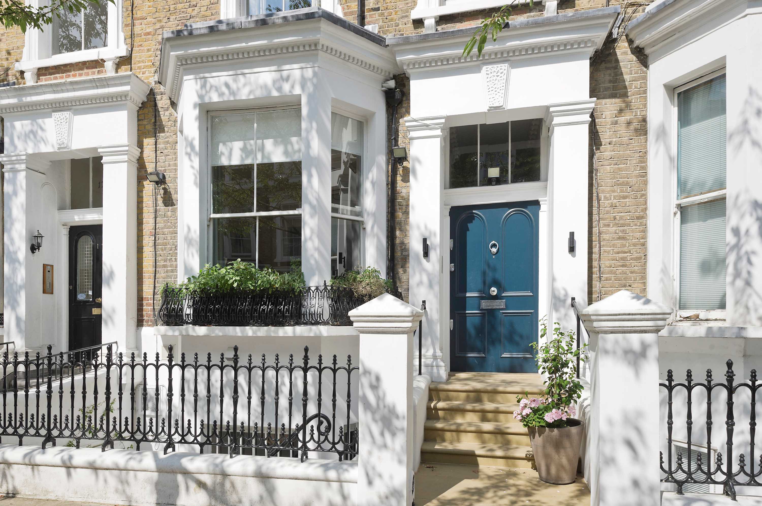 View Gorgeous & Grand 5 Bed House, Holland Park in Upper Addison Gardens 16 W14 8AP Gorgeous & Grand 5 Bed House, Holland Park in Upper Addison Gardens 16 W14 8AP - Property image 59 - VivreStays