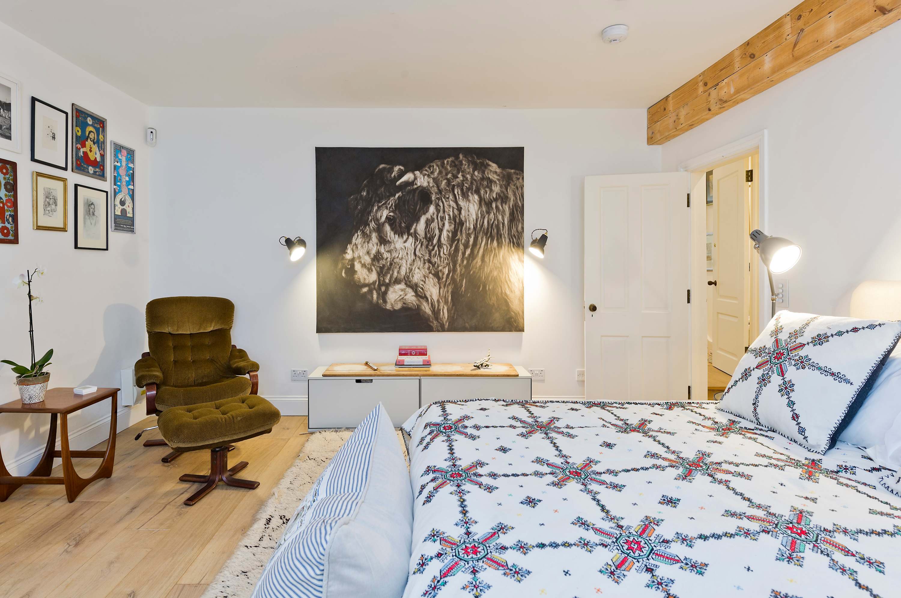View Gorgeous & Grand 5 Bed House, Holland Park in Upper Addison Gardens 16 W14 8AP Gorgeous & Grand 5 Bed House, Holland Park in Upper Addison Gardens 16 W14 8AP - Property image 32 - VivreStays