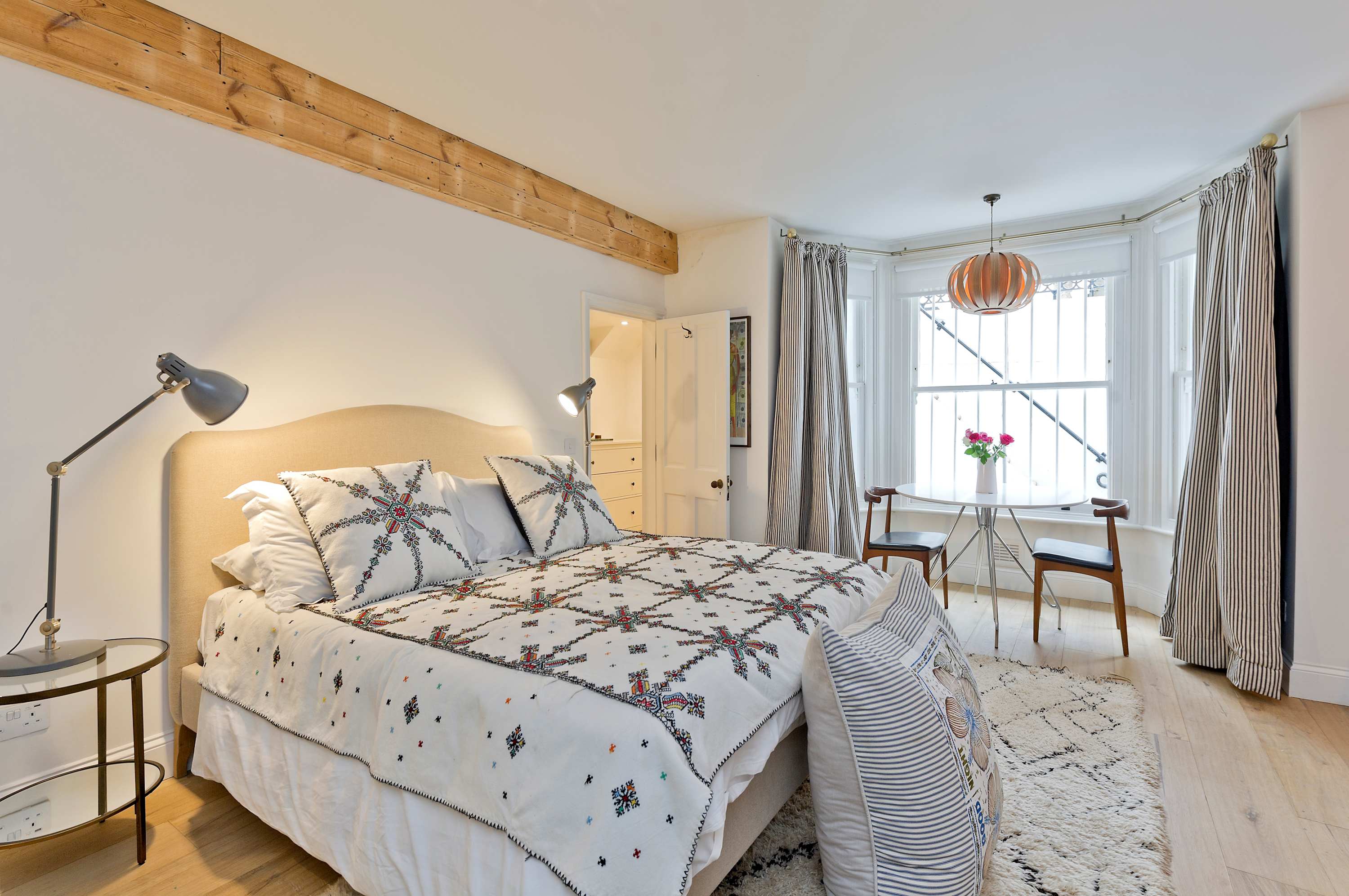 View Gorgeous & Grand 5 Bed House, Holland Park in Upper Addison Gardens 16 W14 8AP Gorgeous & Grand 5 Bed House, Holland Park in Upper Addison Gardens 16 W14 8AP - Property image 33 - VivreStays