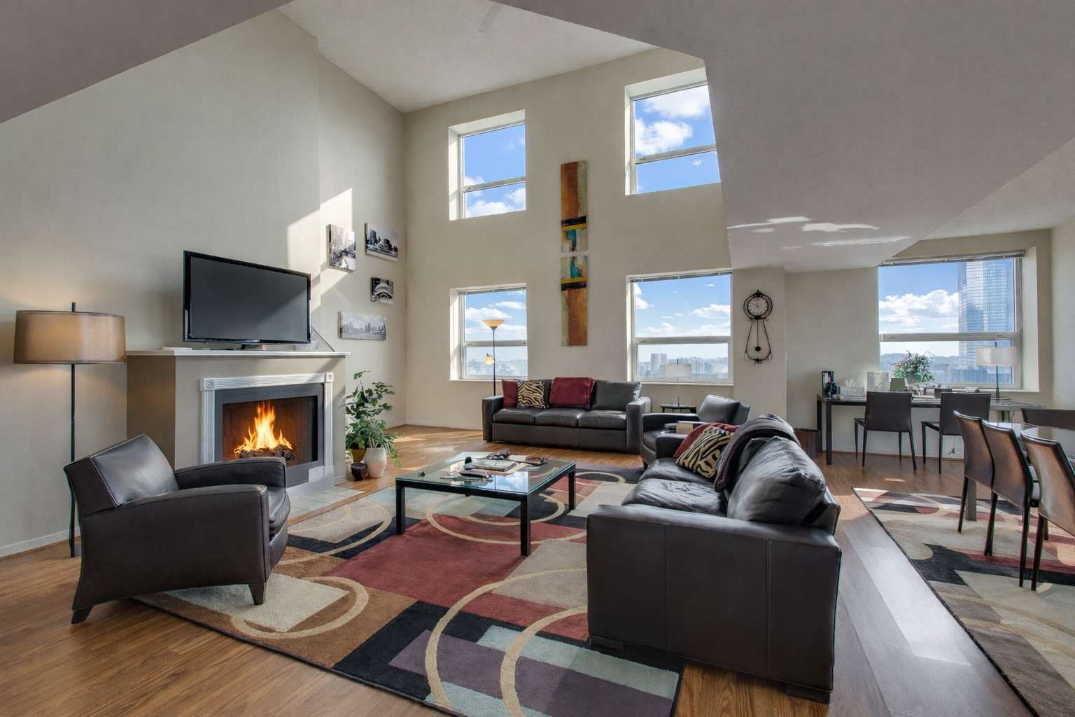 2-Story Penthouse Views, Fireplace, Pool, Gym — Chicago, IL — vacation rental