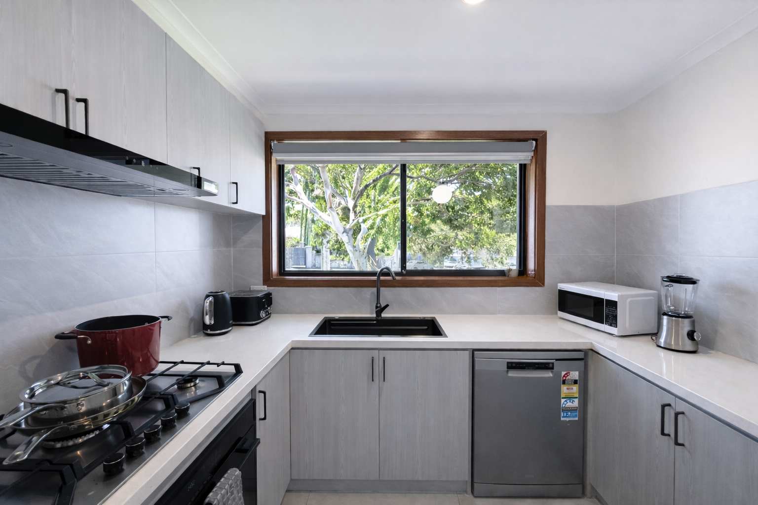 Light-Filled and Spacious 3BR Unit Near Yarra River