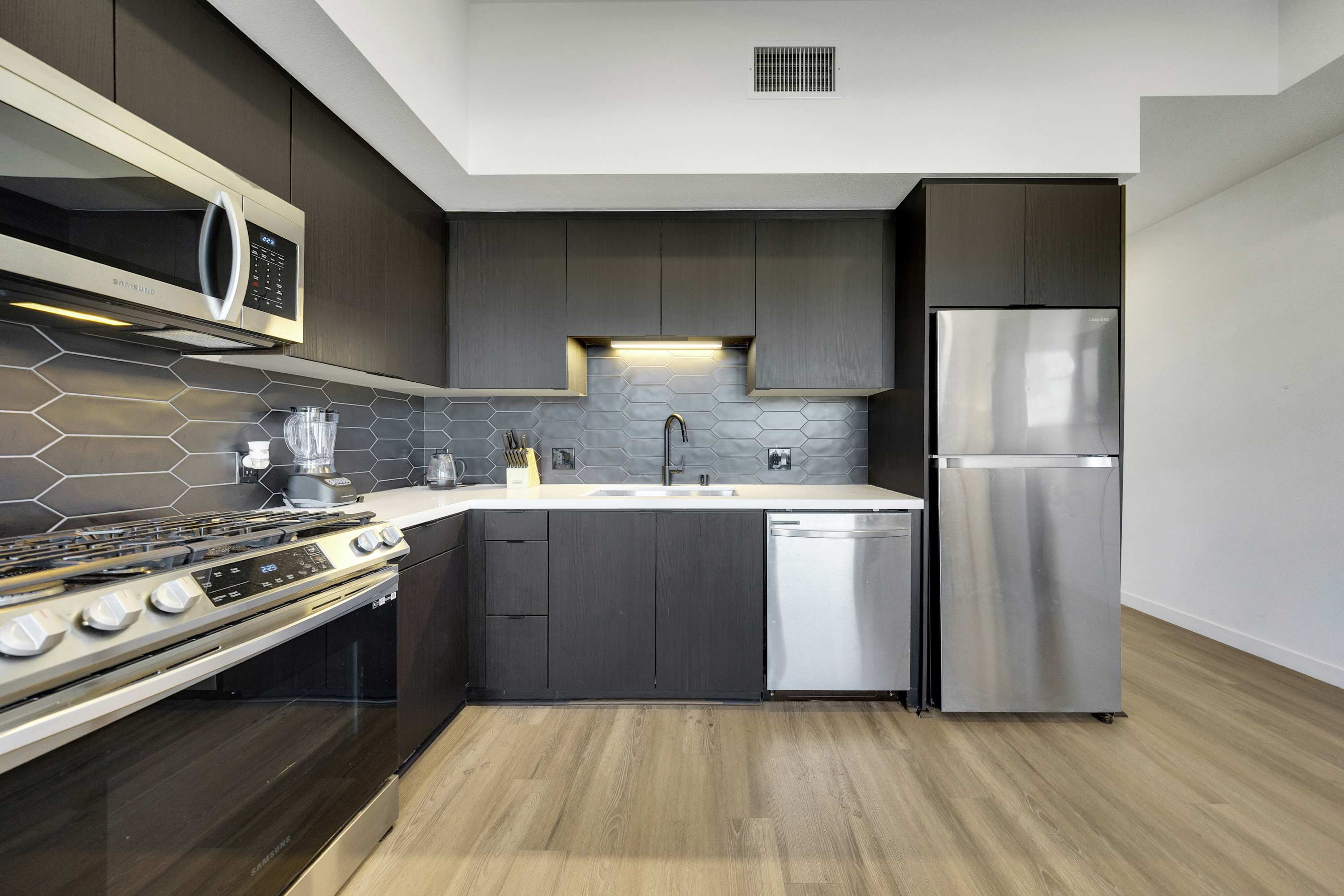One Lux Stay Hollywood View LA Suites — photo 13 of 17
