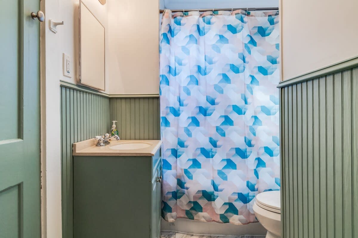 Cozy Private Room in Shared Home Near Downtown