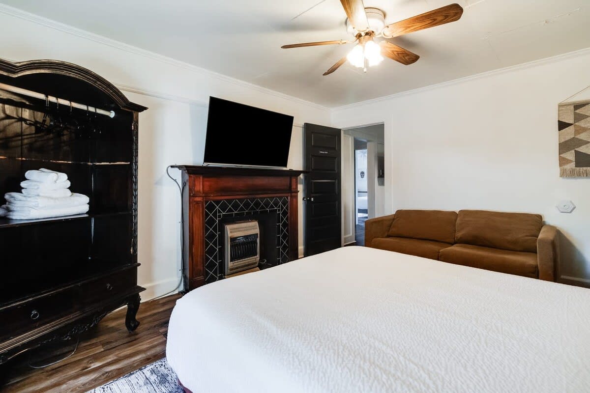 Comfortable 3BR Home Near Downtown