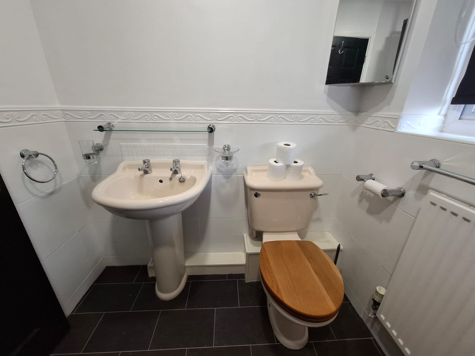 Foxley: Contractor 4-bed with parking & WIFI by Hosterooo