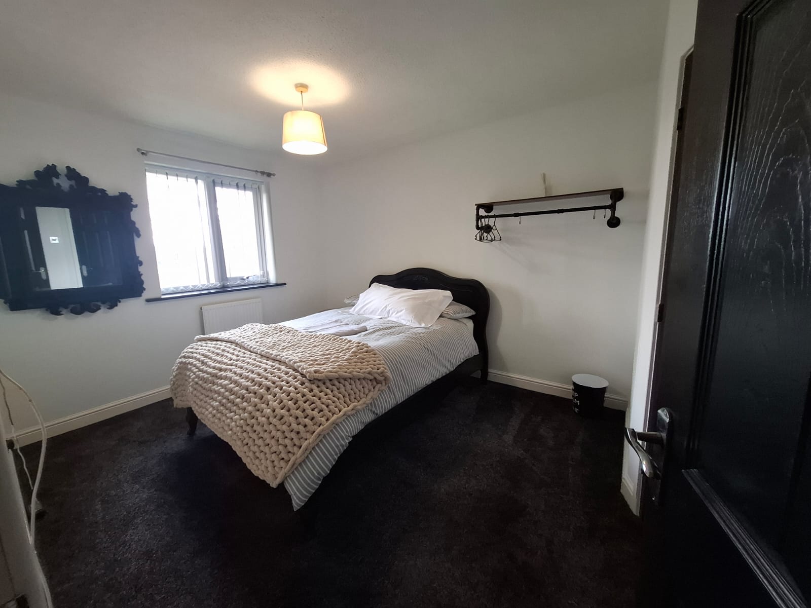 Foxley: Contractor 4-bed with parking & WIFI by Hosterooo