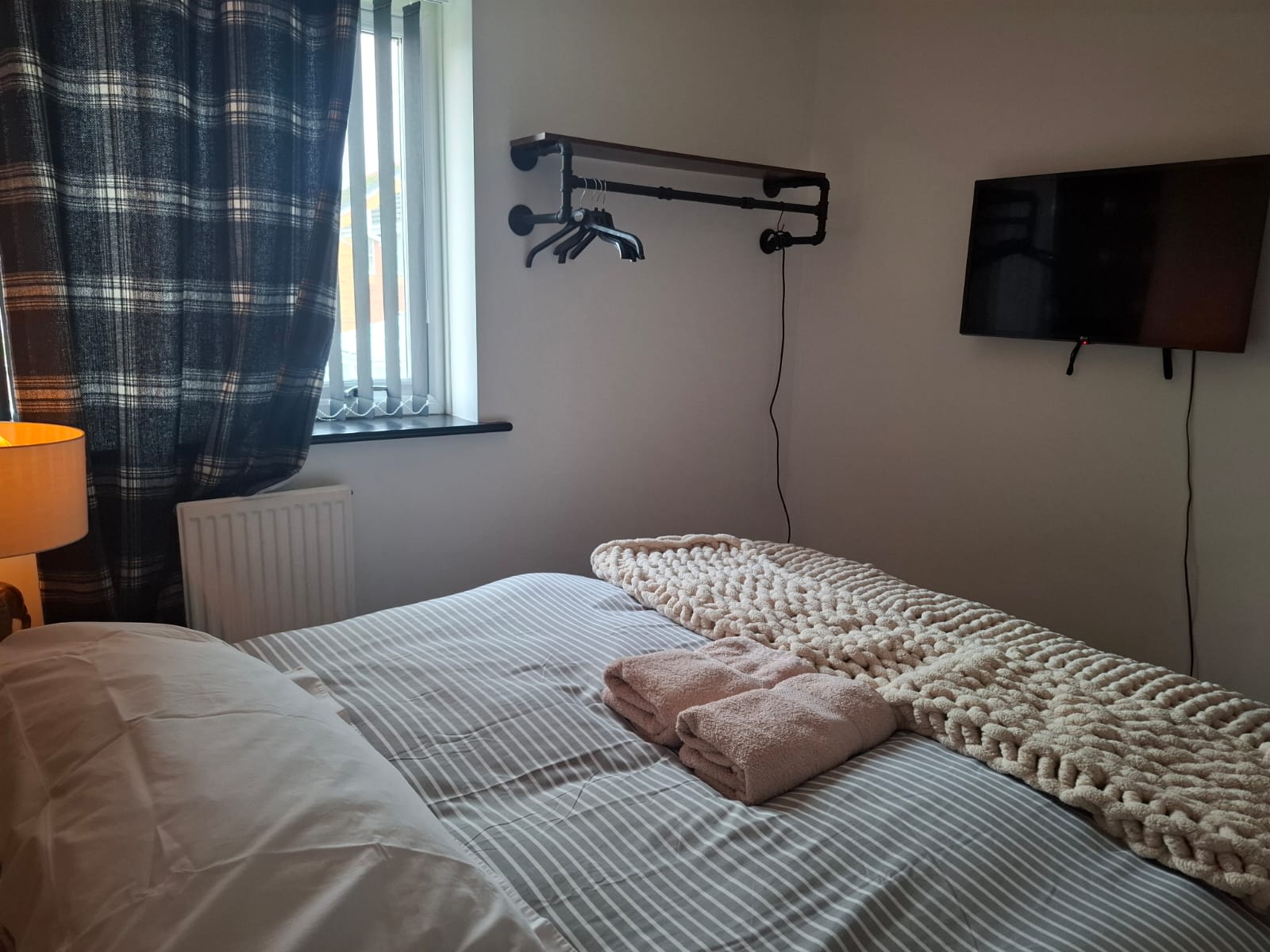 Foxley: Contractor 4-bed with parking & WIFI by Hosterooo