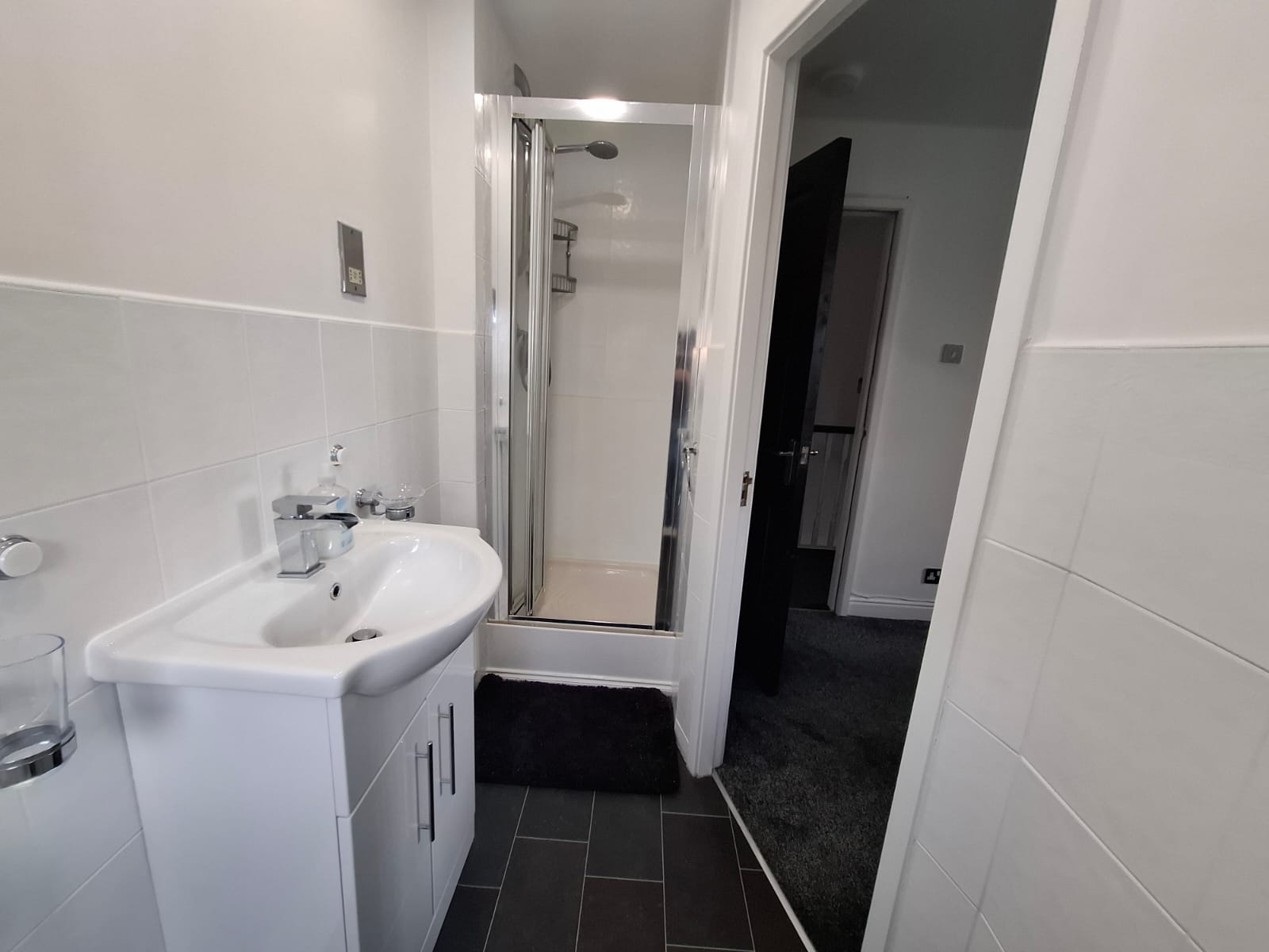 Foxley: Contractor 4-bed with parking & WIFI by Hosterooo