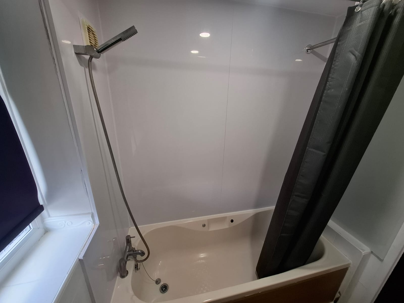 Foxley: Contractor 4-bed with parking & WIFI by Hosterooo