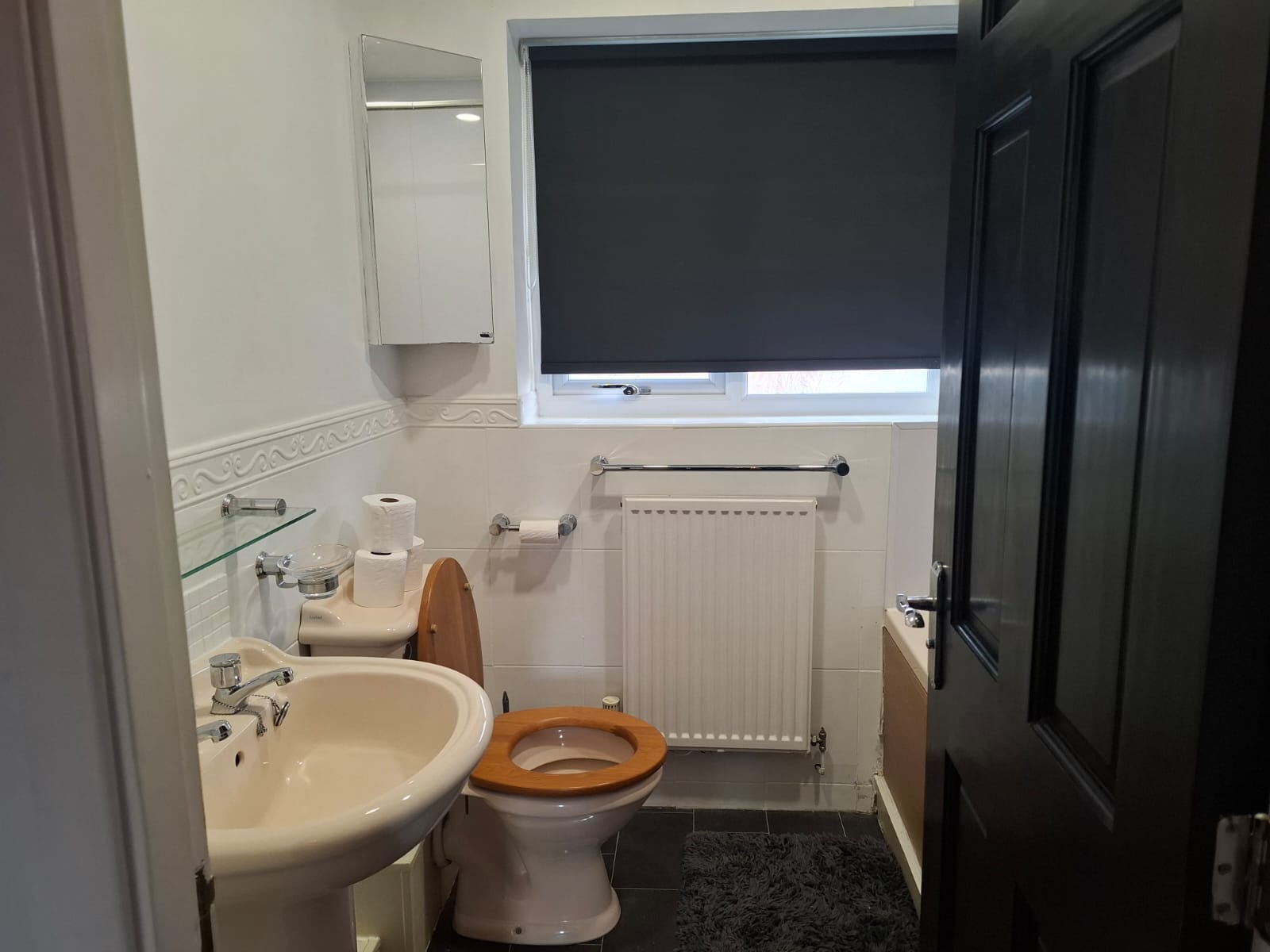 Foxley: Contractor 4-bed with parking & WIFI by Hosterooo