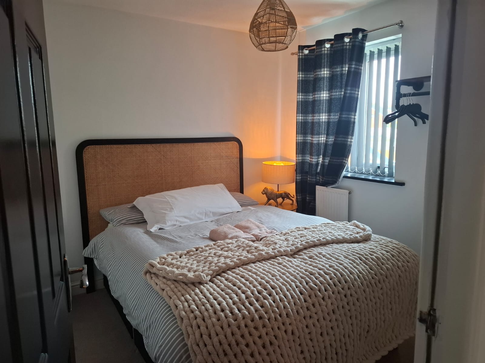 Foxley: Contractor 4-bed with parking & WIFI by Hosterooo