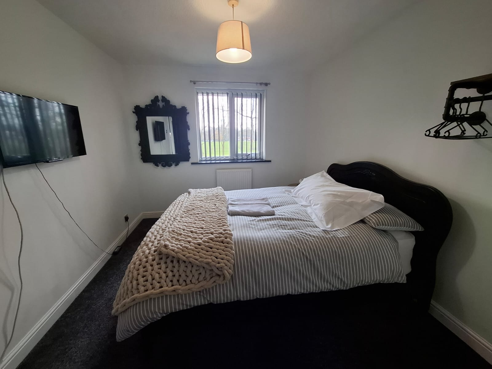 Foxley: Contractor 4-bed with parking & WIFI by Hosterooo