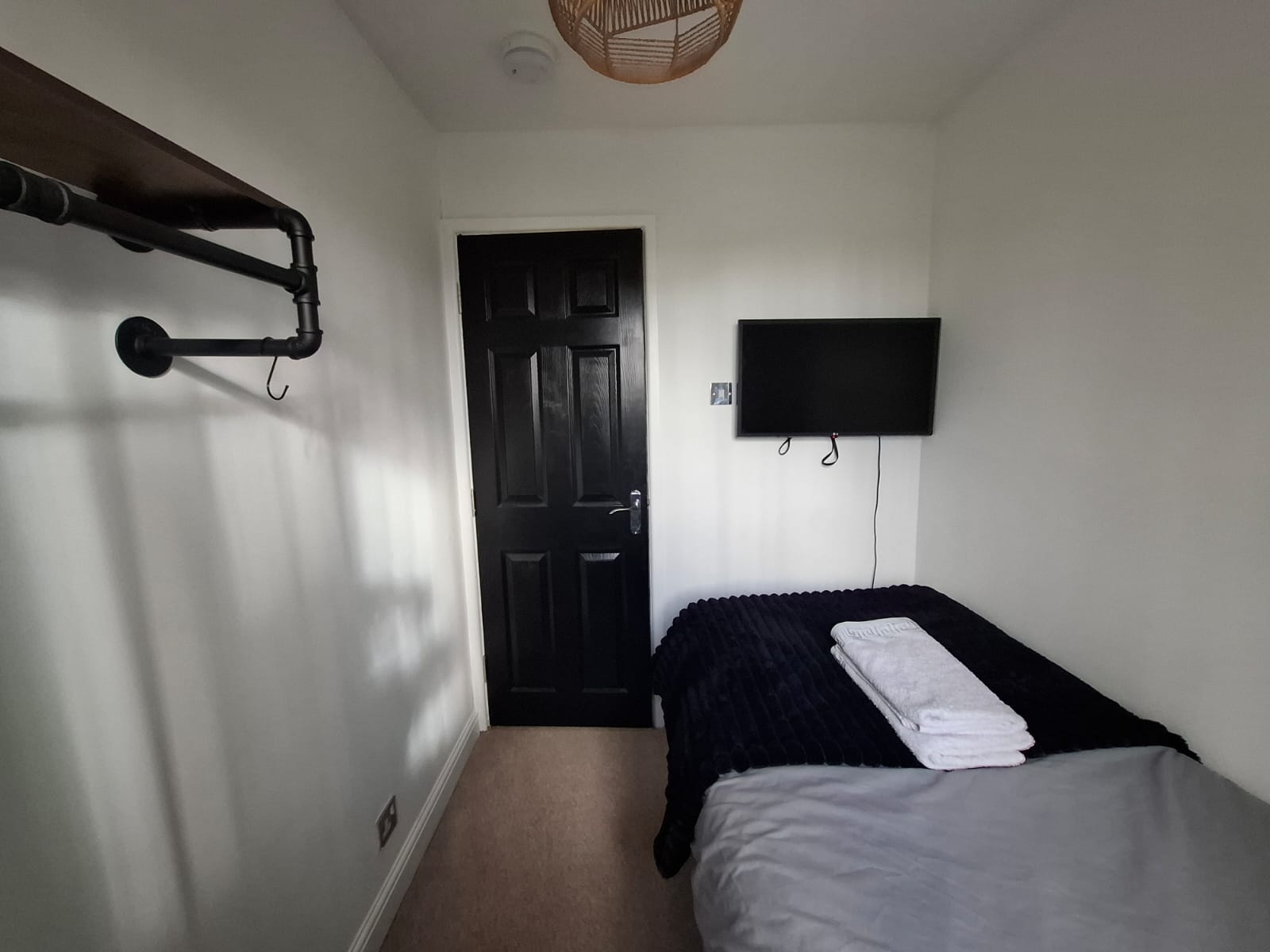 Foxley: Contractor 4-bed with parking & WIFI by Hosterooo