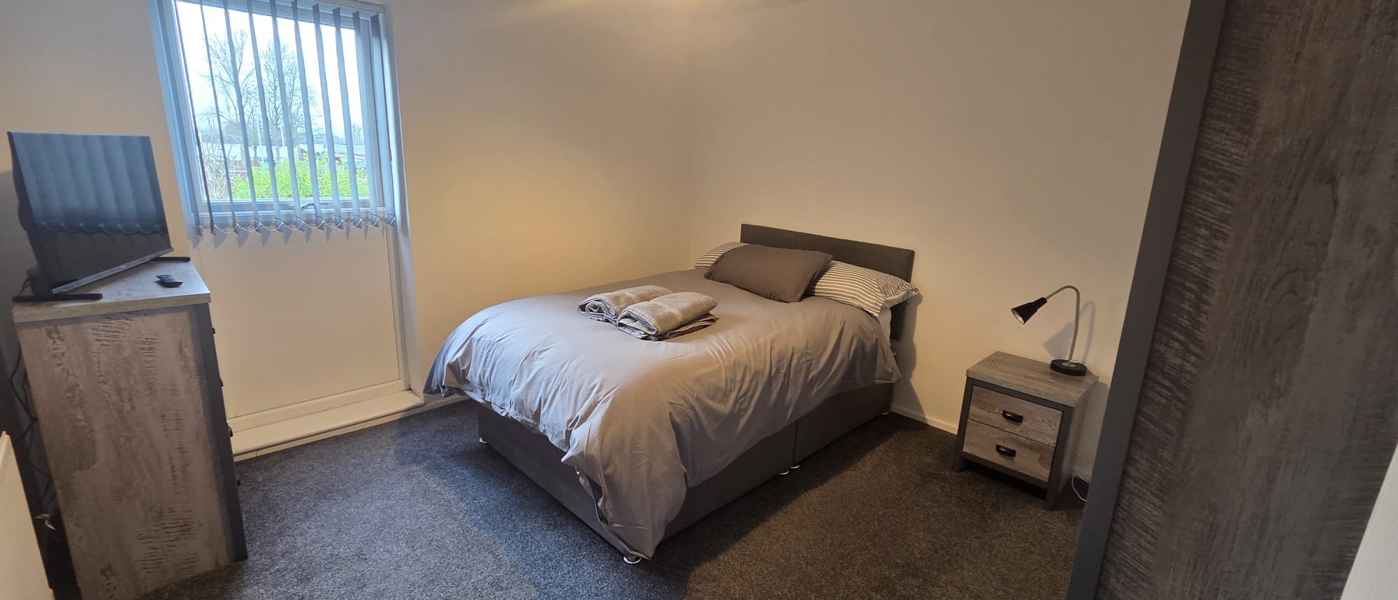 The Calvers: Contractor-ready 4-bed house – parking, fast WiFi & smart TVs by Hosterooo