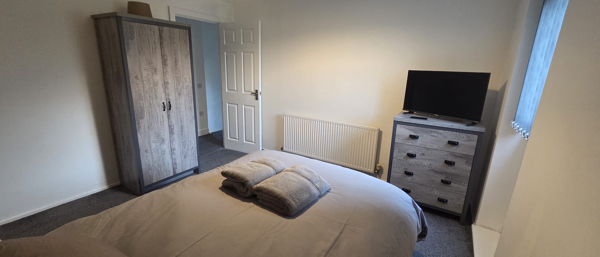 The Calvers: Contractor-ready 4-bed house – parking, fast WiFi & smart TVs by Hosterooo