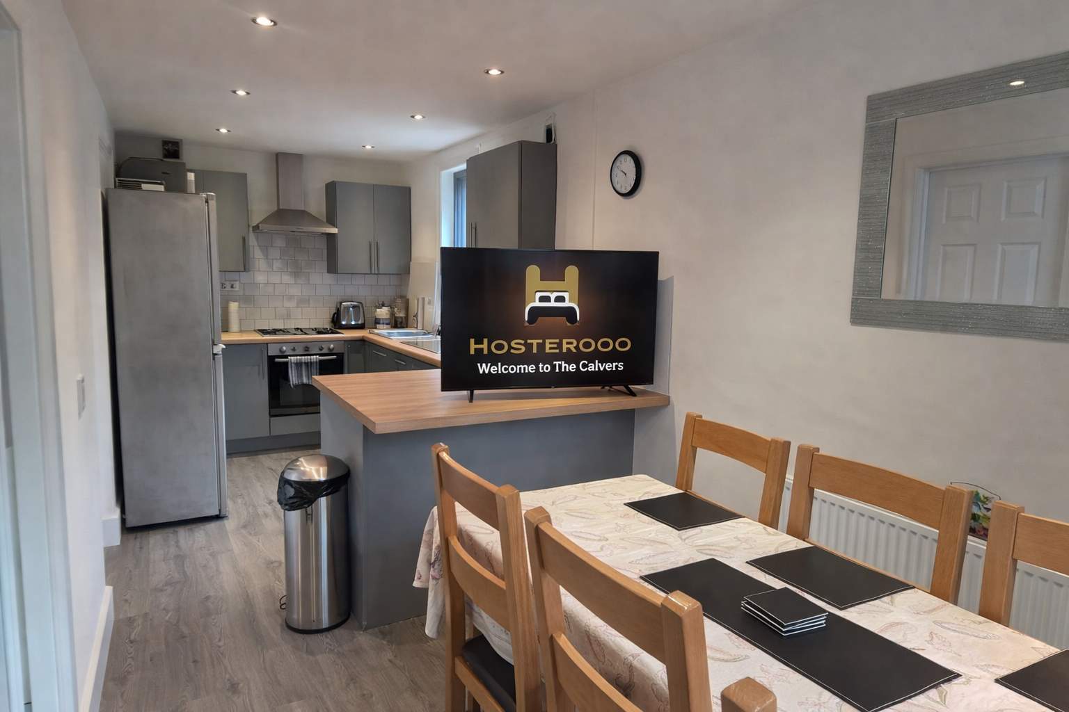 The Calvers: Contractor-ready 4-bed house – parking, fast WiFi & smart TVs by Hosterooo