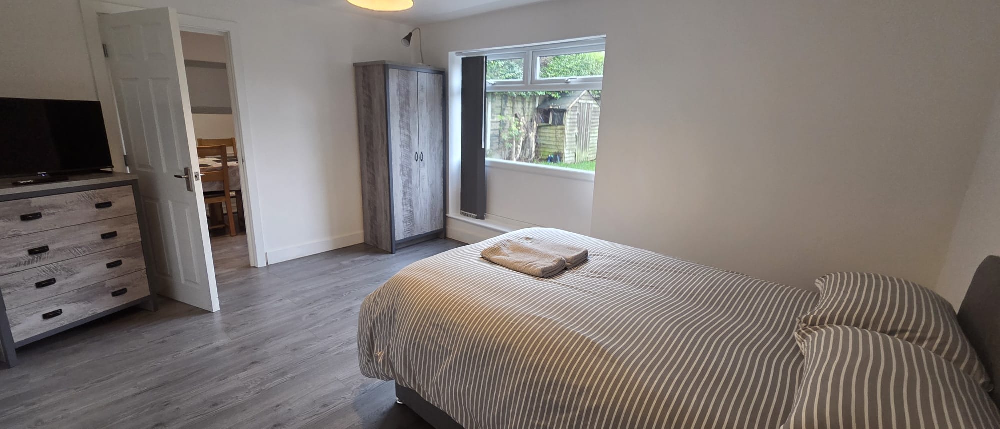 The Calvers: Contractor-ready 4-bed house – parking, fast WiFi & smart TVs by Hosterooo