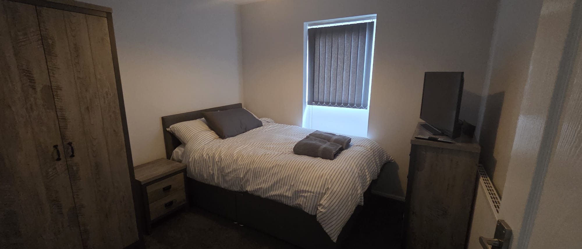 The Calvers: Contractor-ready 4-bed house – parking, fast WiFi & smart TVs by Hosterooo