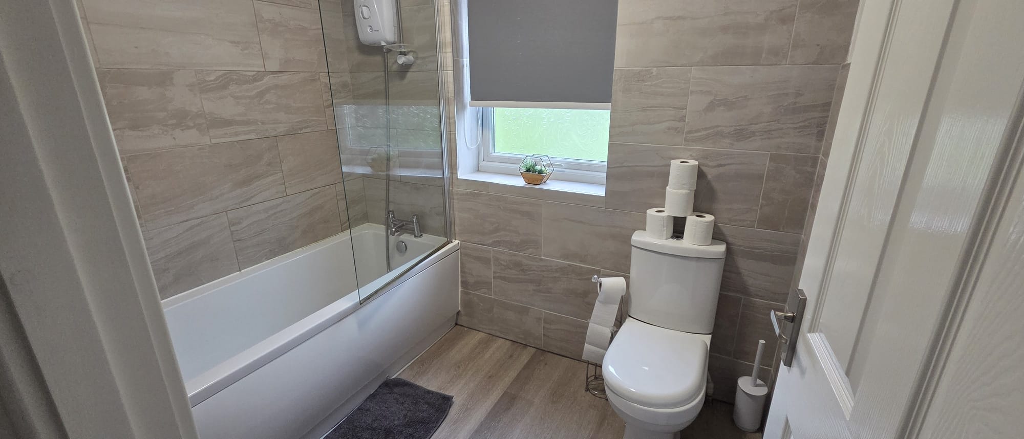 The Calvers: Contractor-ready 4-bed house – parking, fast WiFi & smart TVs by Hosterooo