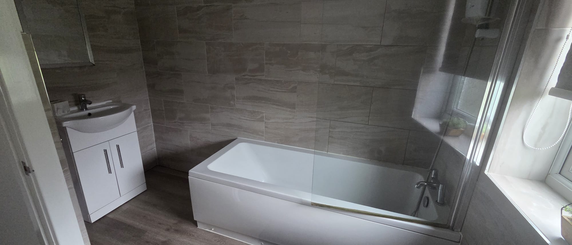 The Calvers: Contractor-ready 4-bed house – parking, fast WiFi & smart TVs by Hosterooo