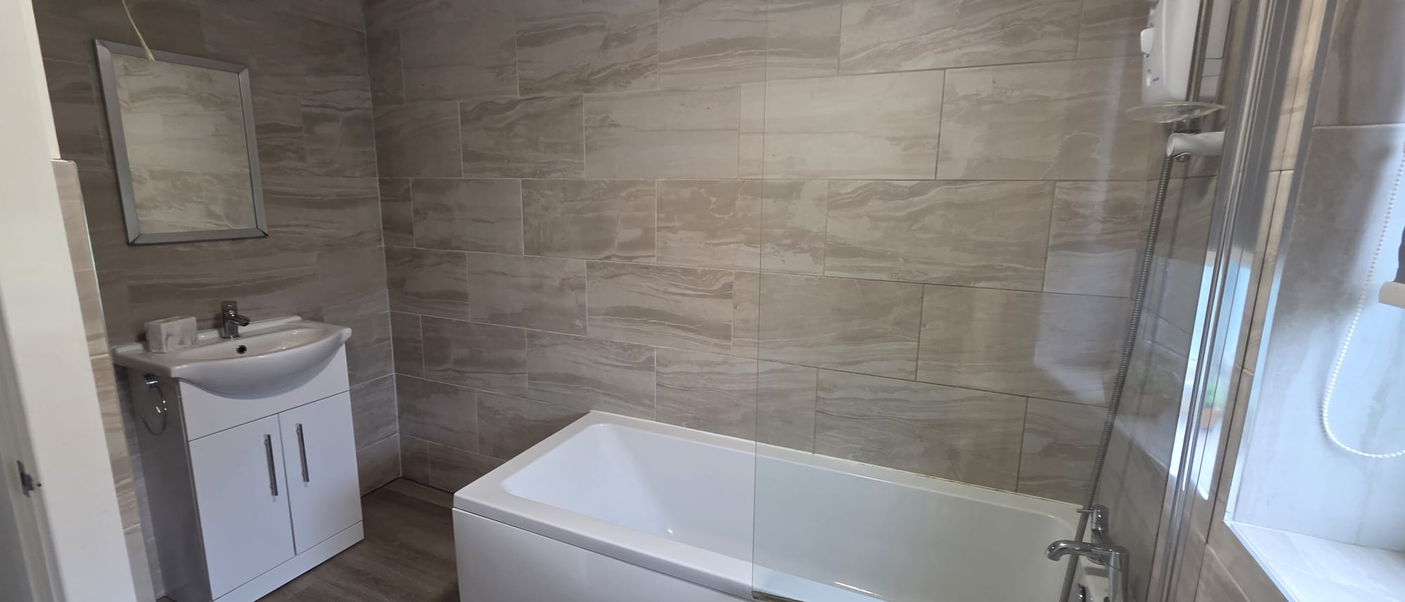 The Calvers: Contractor-ready 4-bed house – parking, fast WiFi & smart TVs by Hosterooo