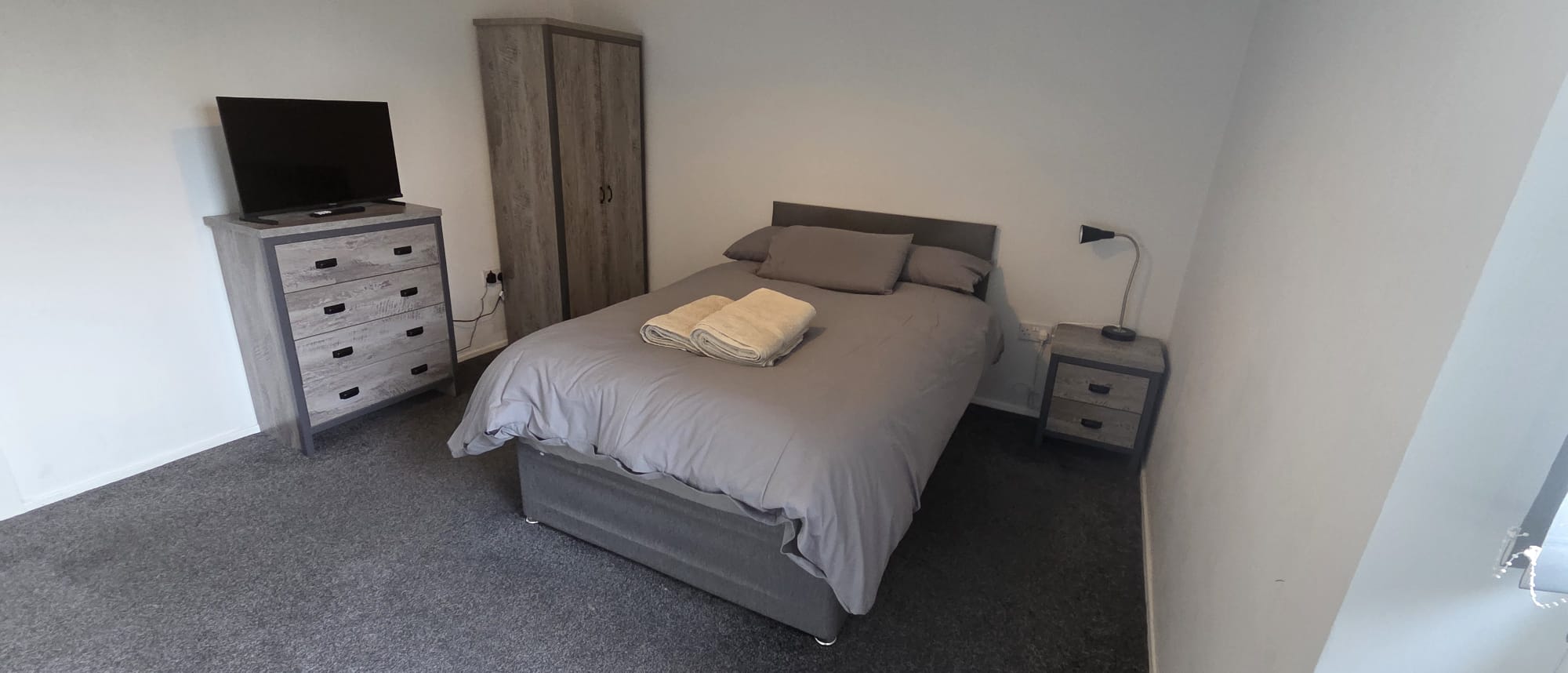 The Calvers: Contractor-ready 4-bed house – parking, fast WiFi & smart TVs by Hosterooo