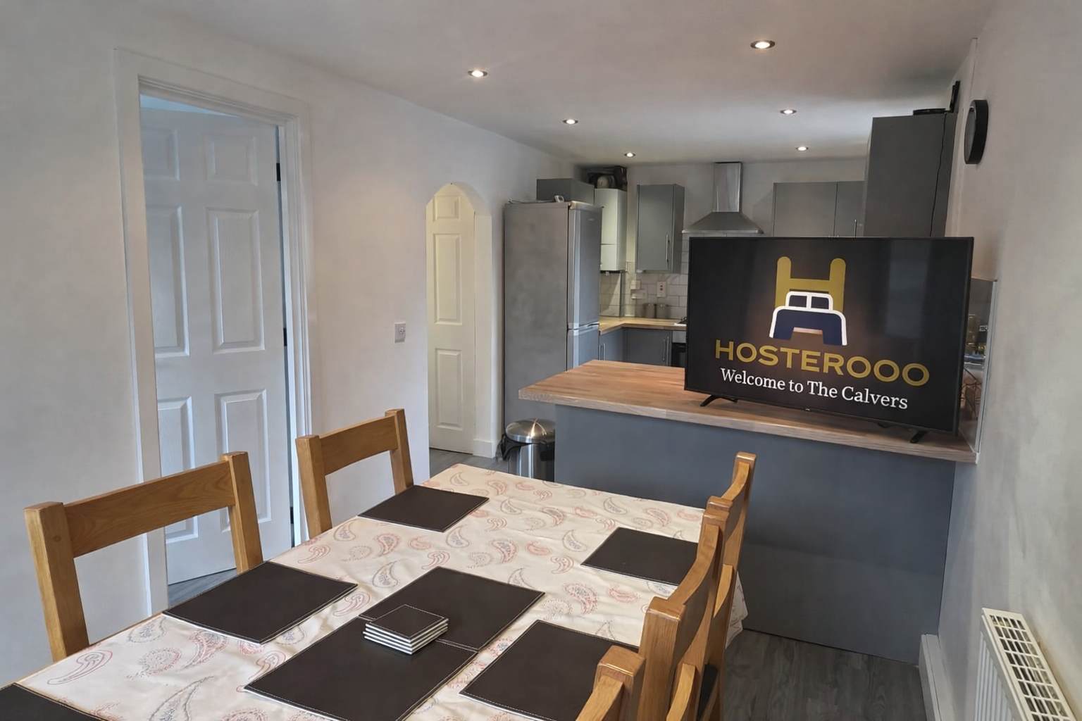 The Calvers: Contractor-ready 4-bed house – parking, fast WiFi & smart TVs by Hosterooo