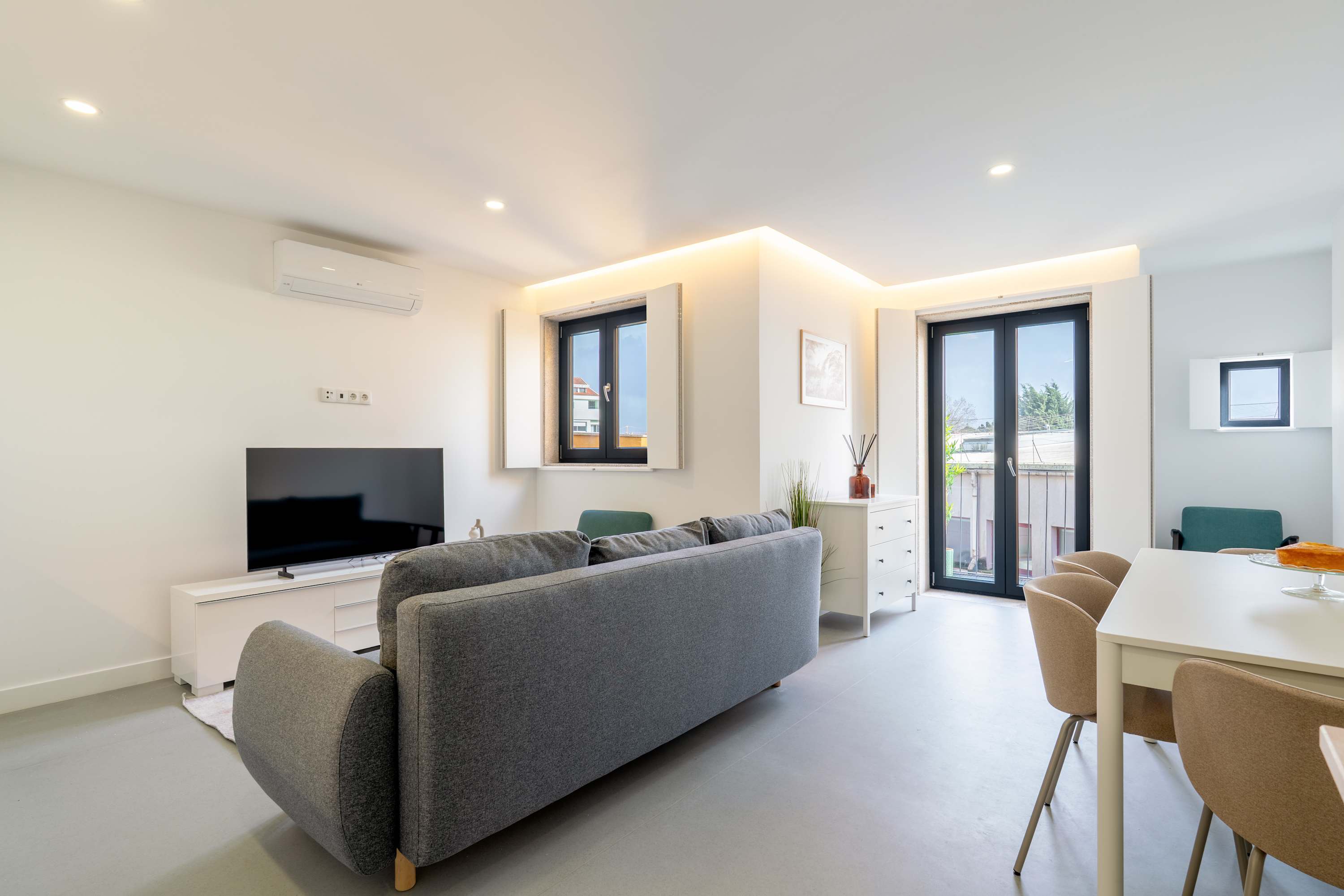Spacious & Modern Flat with Balcony by HostWise
