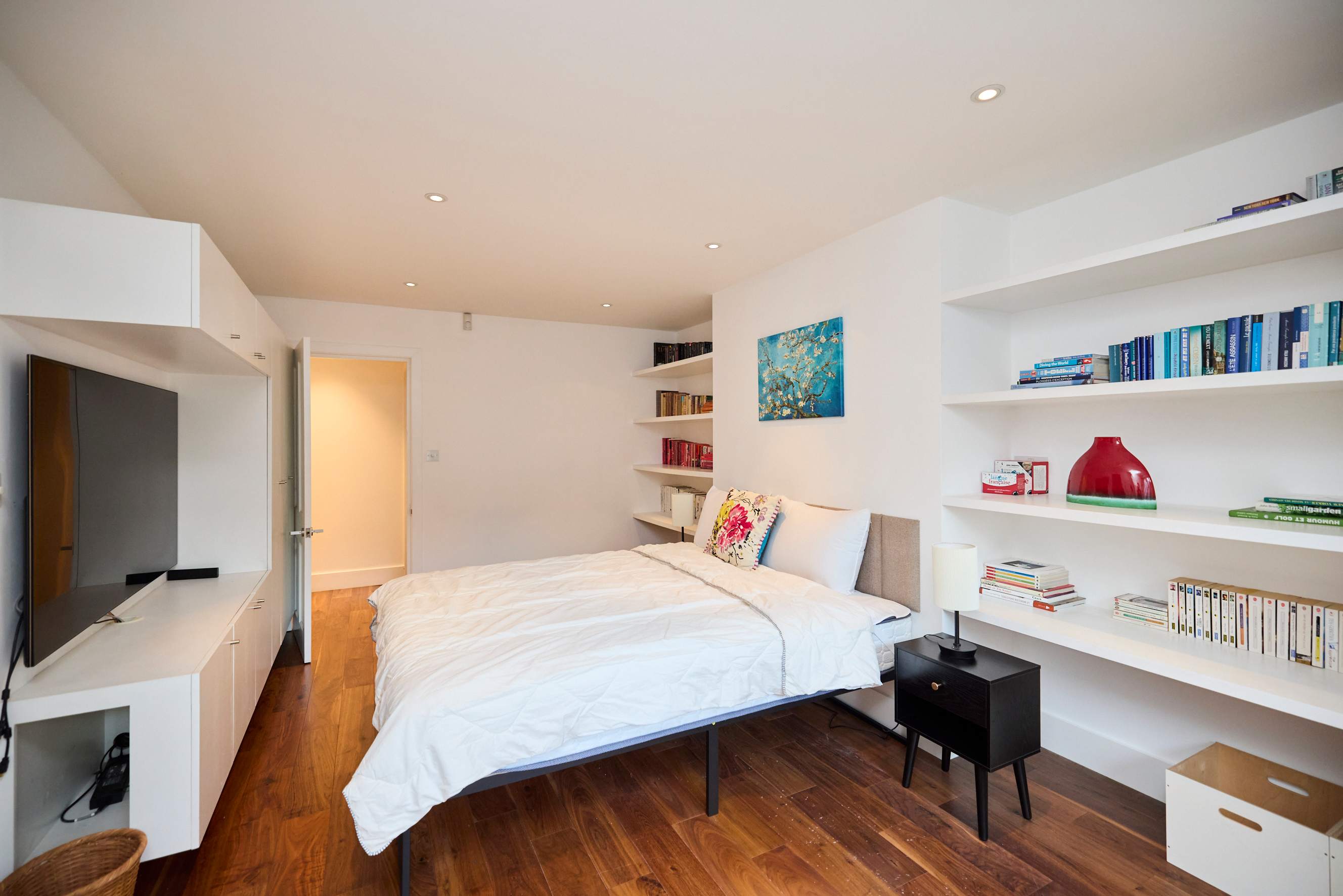 The Clapham Crib in Leathwaite Road 7 SW11 1XG - Property image 52 - VivreStays